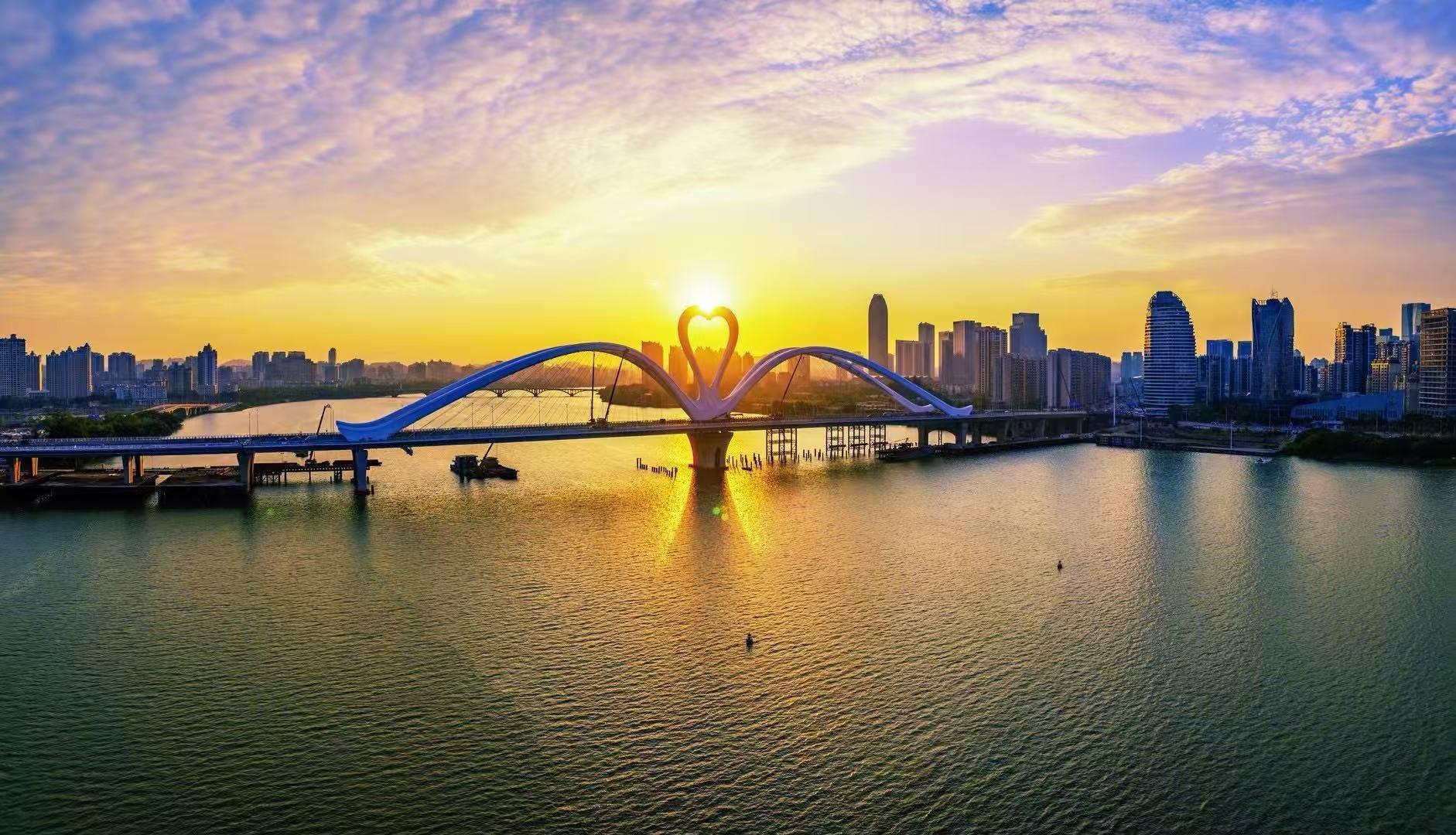 Huizhou Old Town City Walk — Lake, History & Local Life Tour