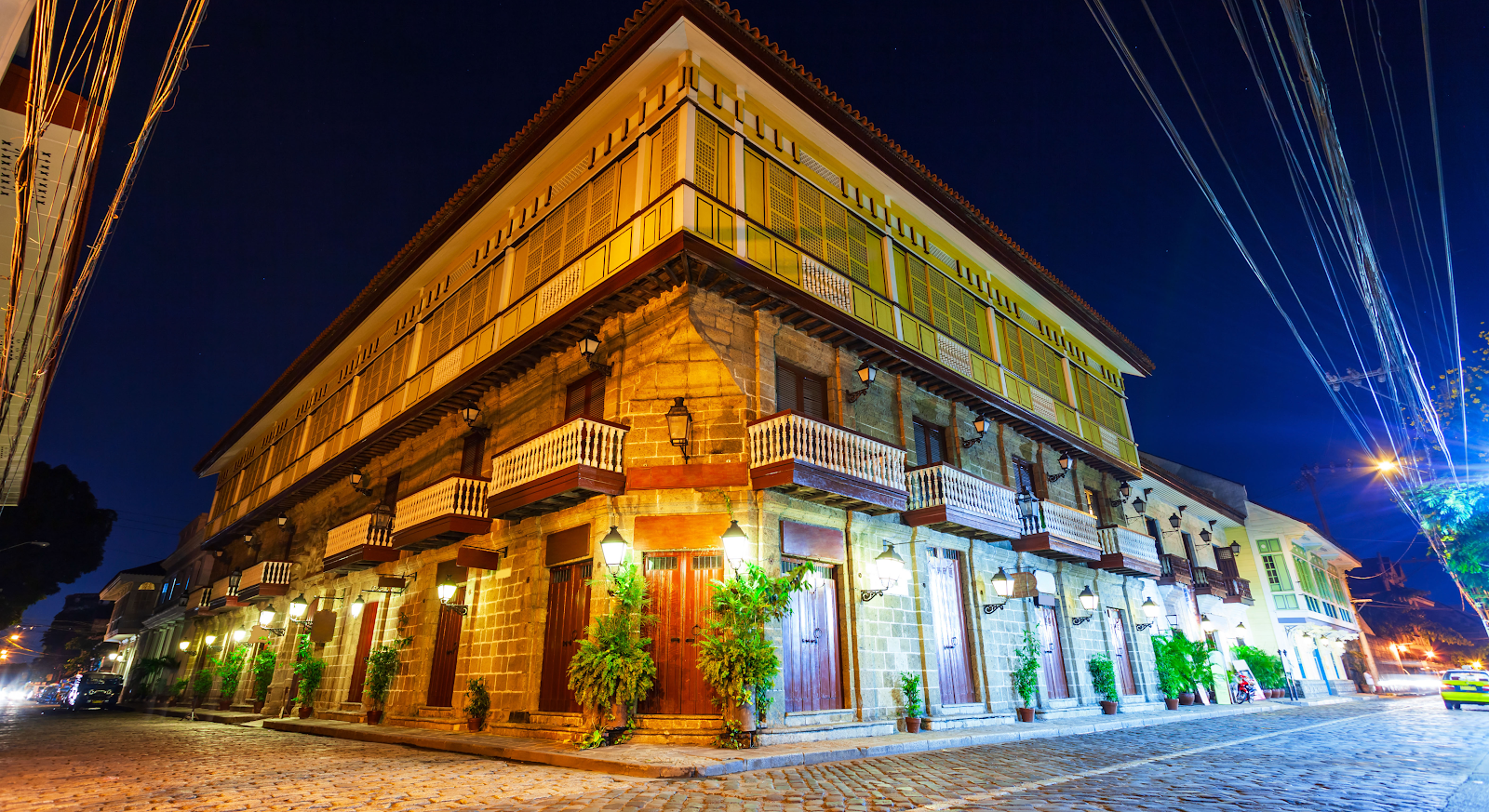 Manila: Private Intramuros & Filipino Shopping Tour