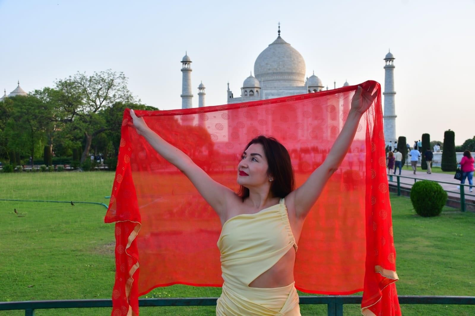 From Mumbai: Taj Mahal Private Day Tour by Return Flight