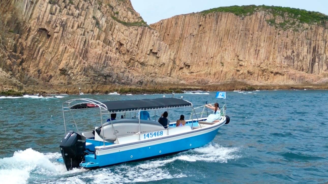 Hong Kong: Private Geopark Speedboat Tour with Beach Fun