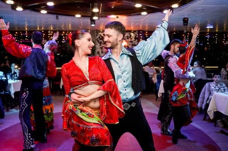 Istanbul: Bosphorus Dinner Cruise with Live Show — guided tour in Istanbul