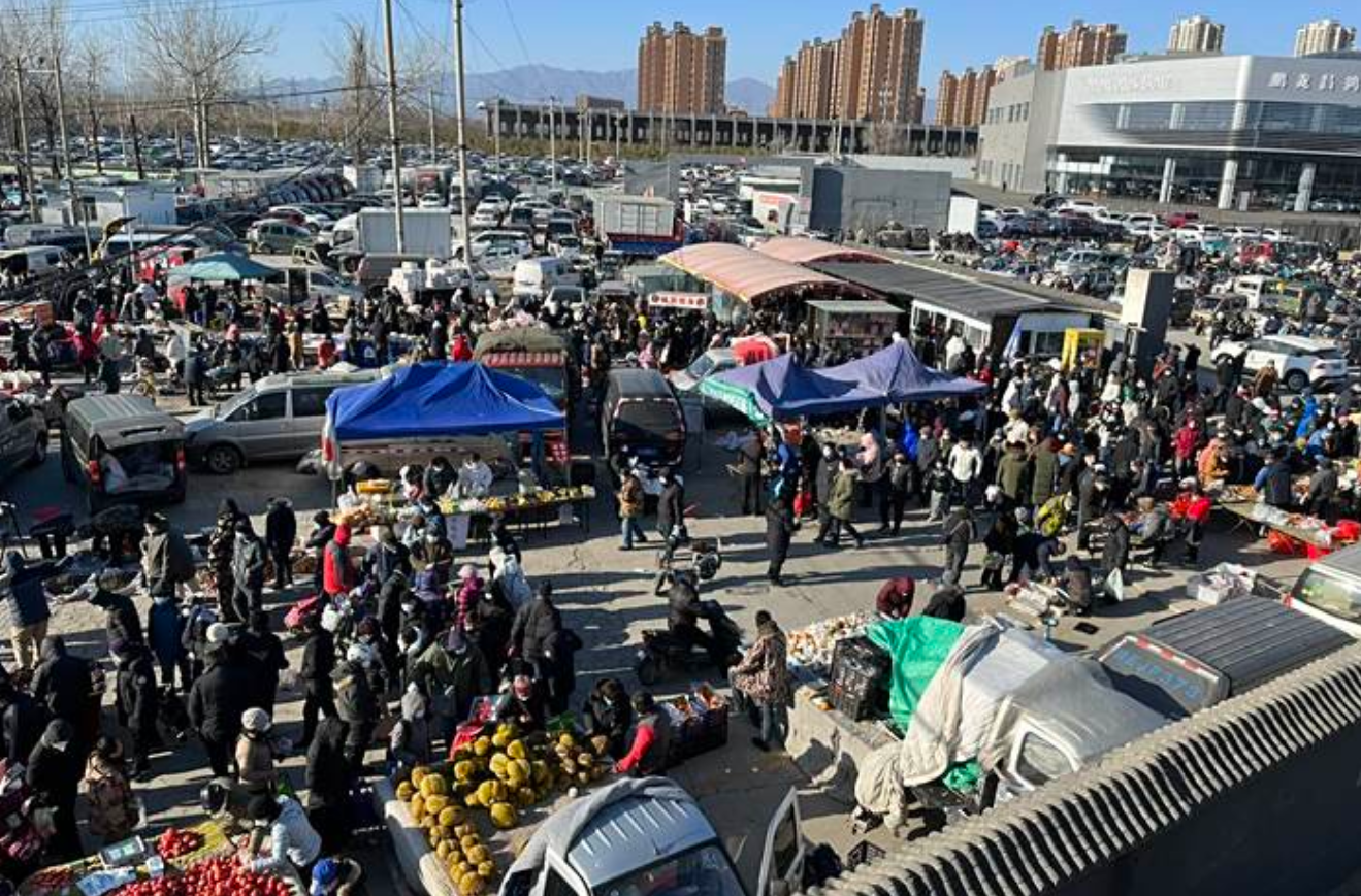 Beijing Juyongguan Great Wall and Local Open-air Market tour 3