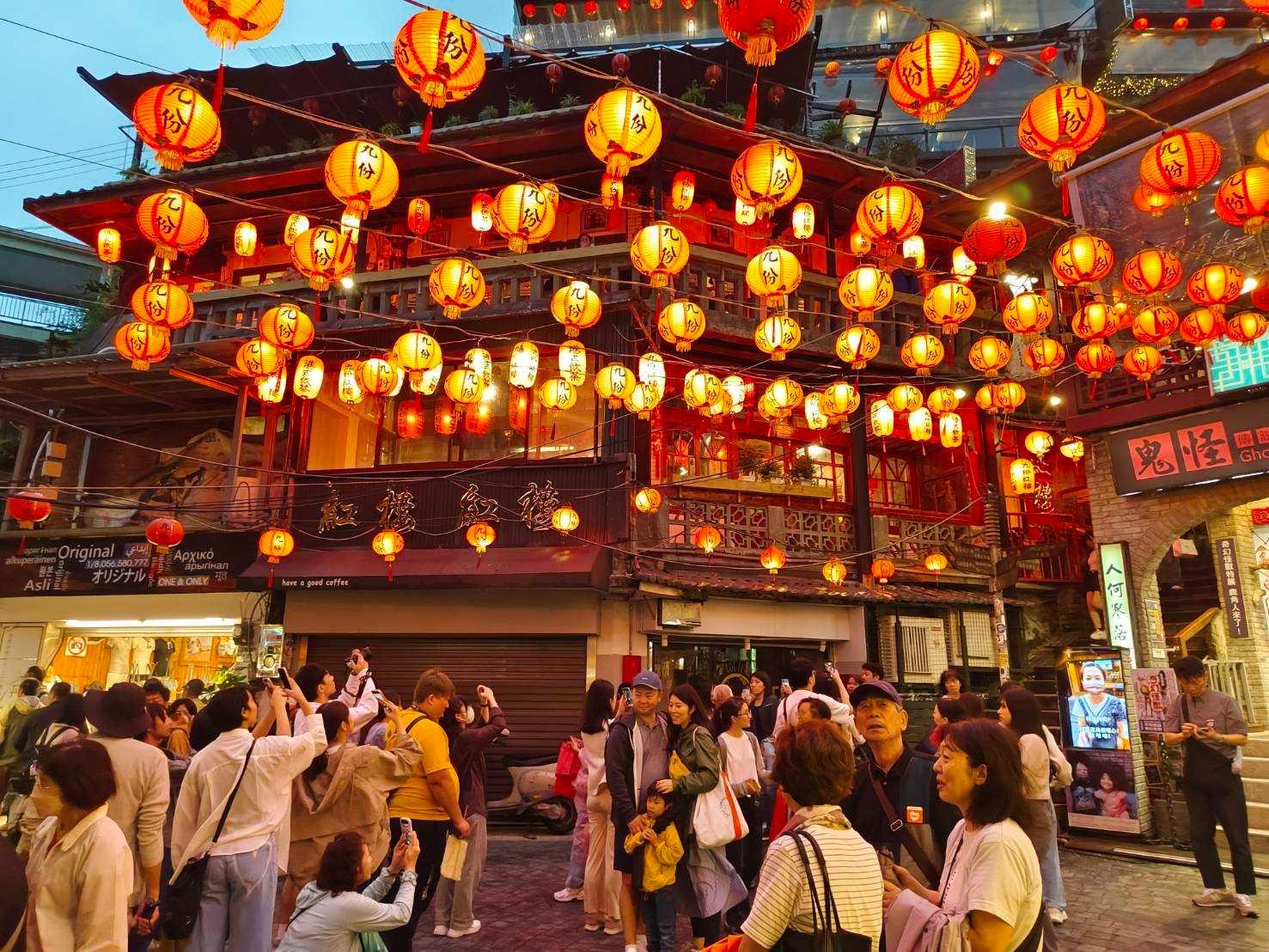 From Taipei: Jiufen & Shifen Private Day Trip with Driver 3