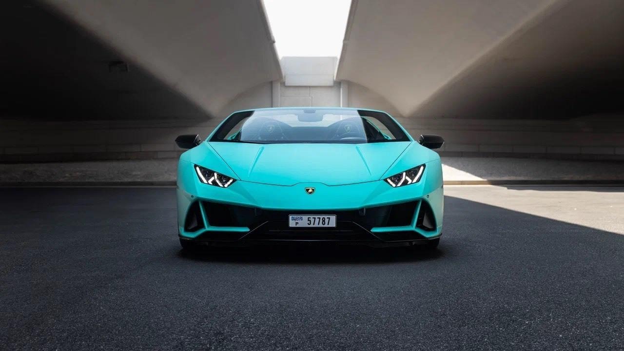 Experience Dubai in a Lamborghini