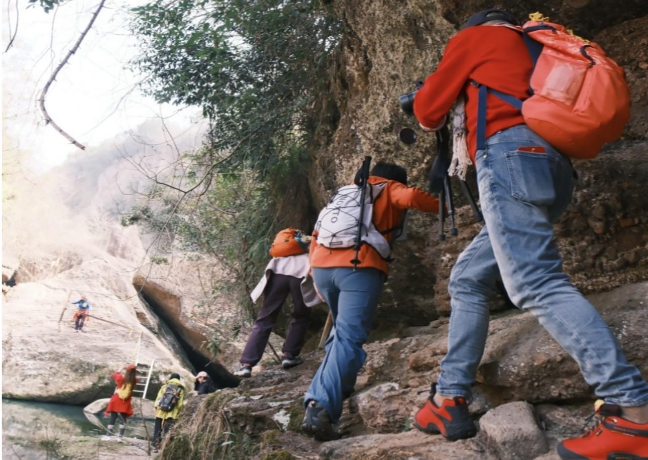 Shanghai: Danxia Cliffs, Tea Gardens & Canyon Day Trip 2