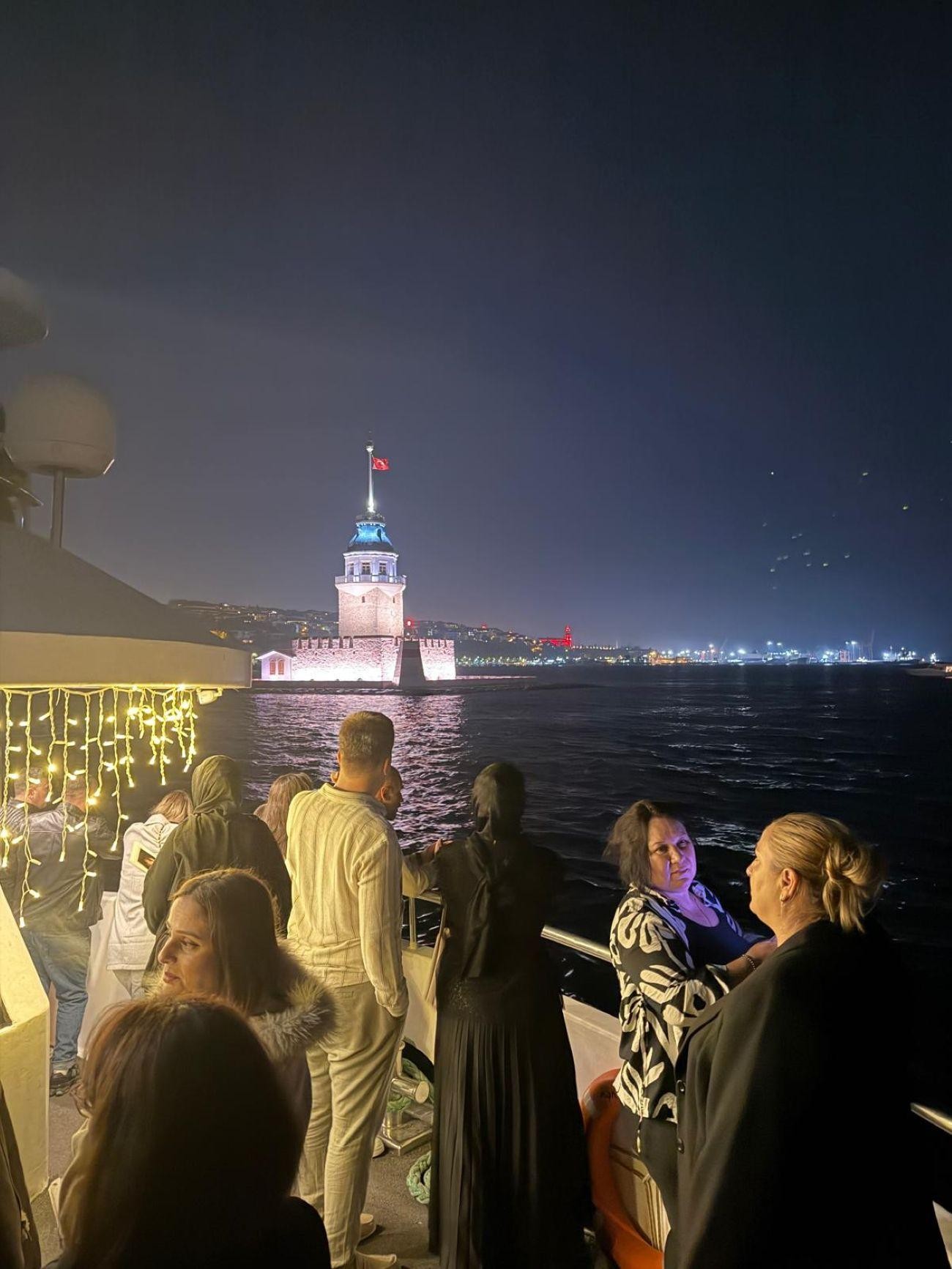 Istanbul: Budget Family Bosphorus Dinner Cruise with Music