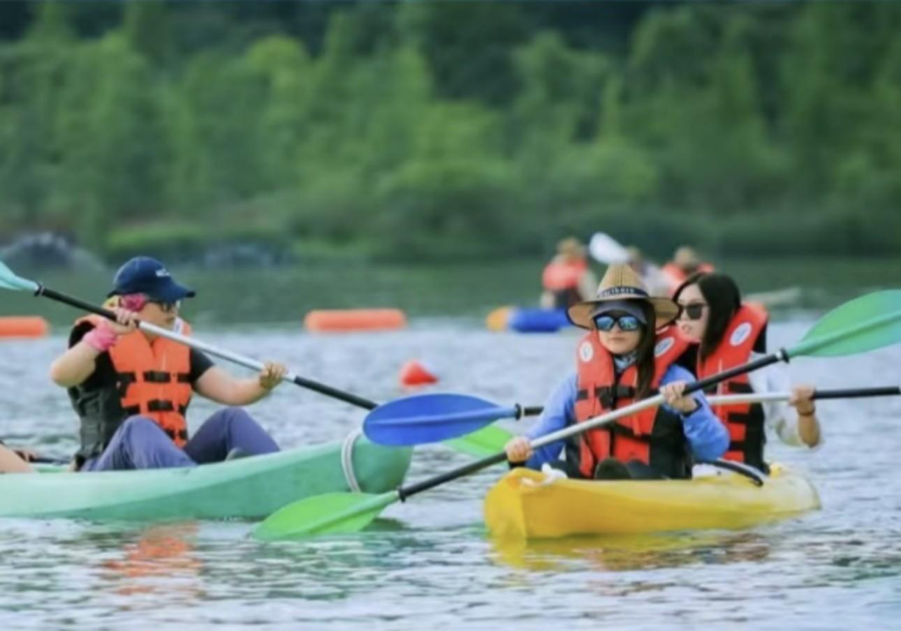 Shanghai: Huzhou Taihu Lake Views & Paddling Day Trip