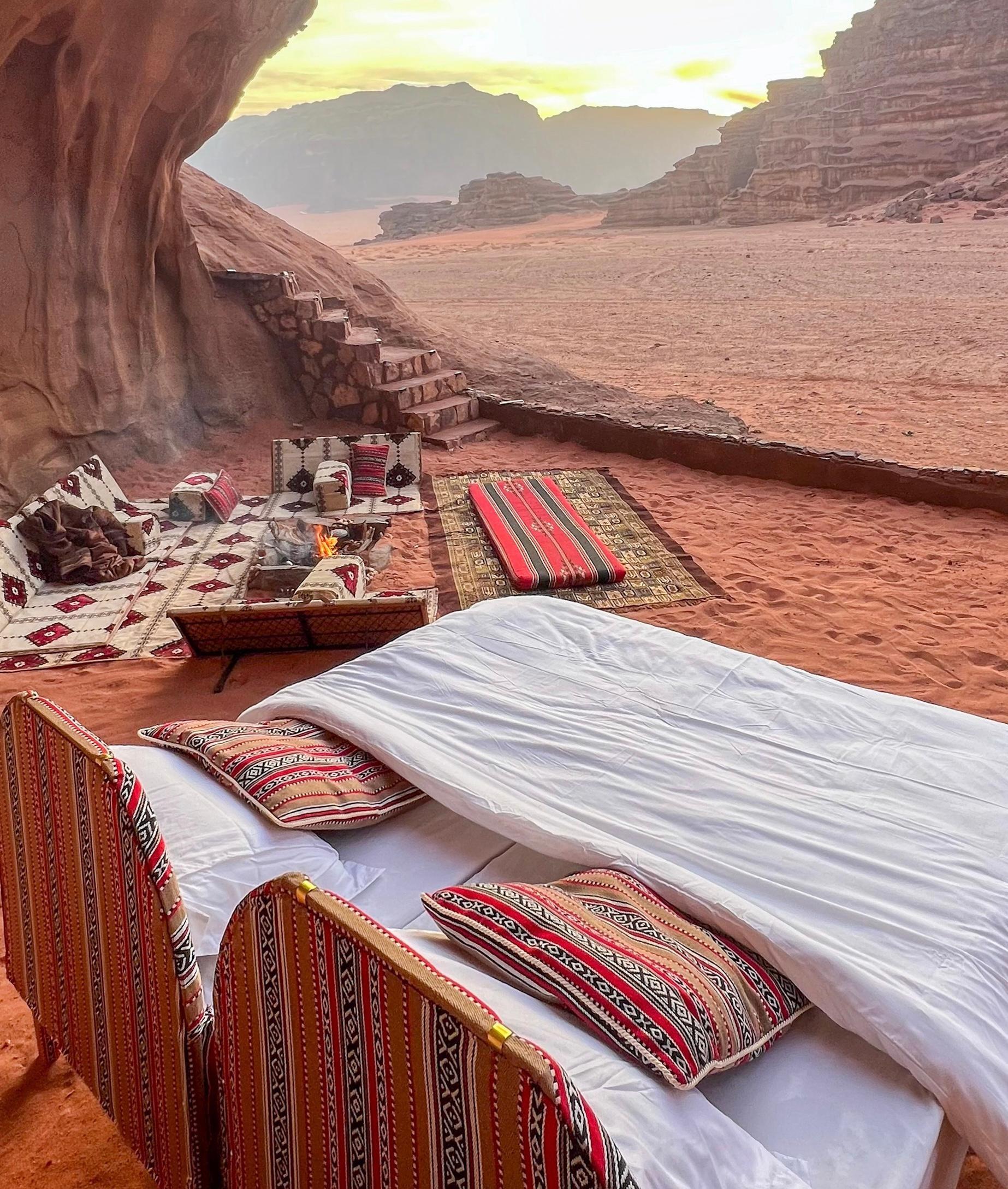 Wadi Rum: 2-Day Southern Desert Tour, Camel & Stargazing