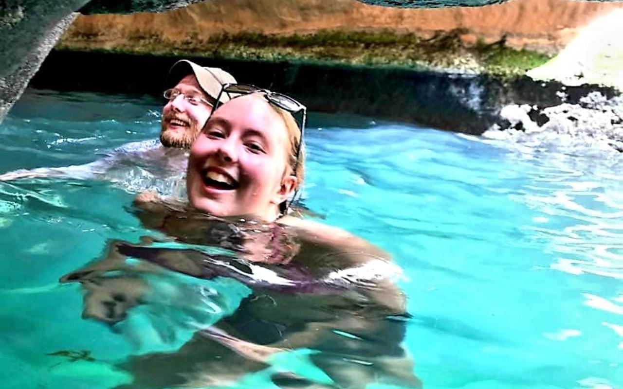 From Muscat: Overnight Wadi Shab with Hotel Stay