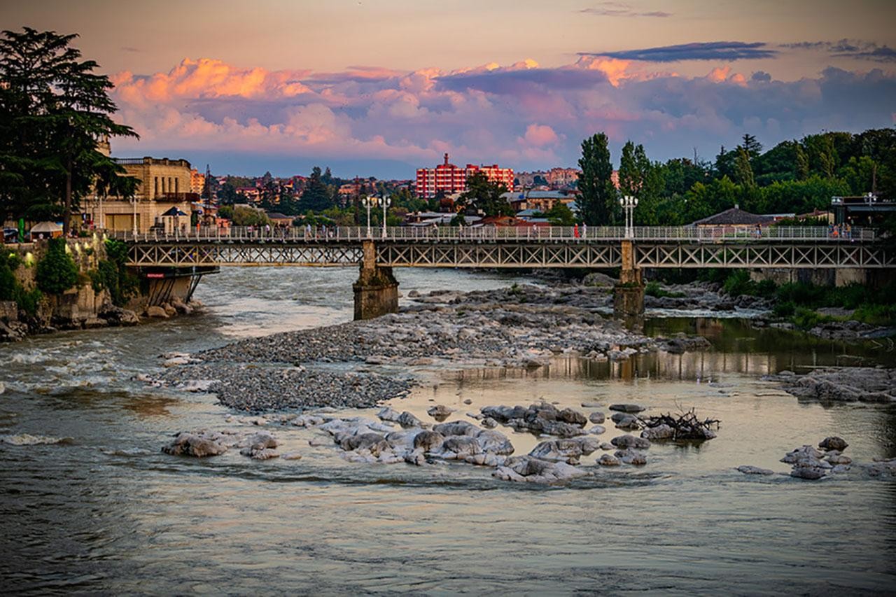 Kutaisi City Walking Tour + Free Wine Tasting