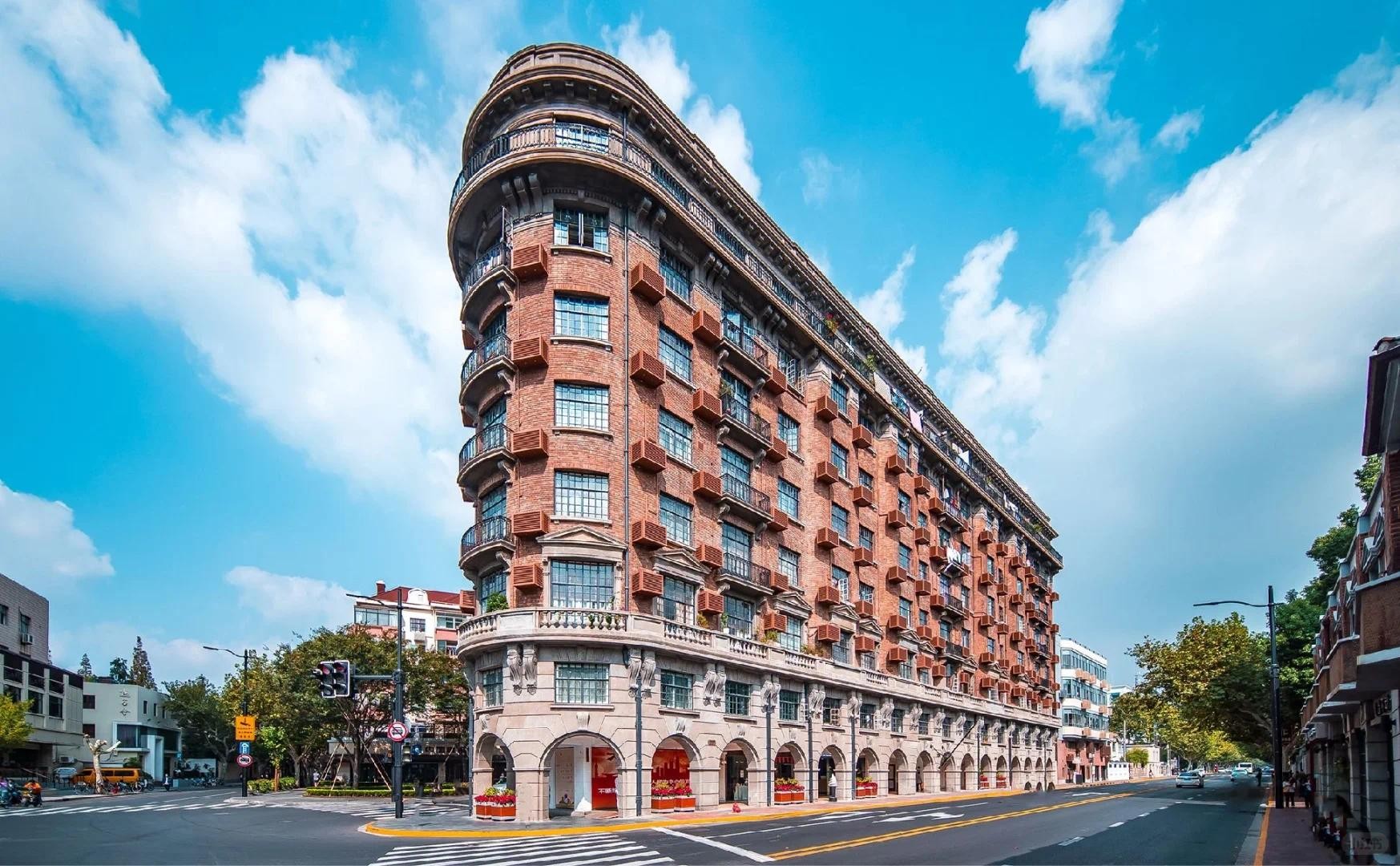 Shanghai: Wukang Road, Bund, & Circus Day Tour