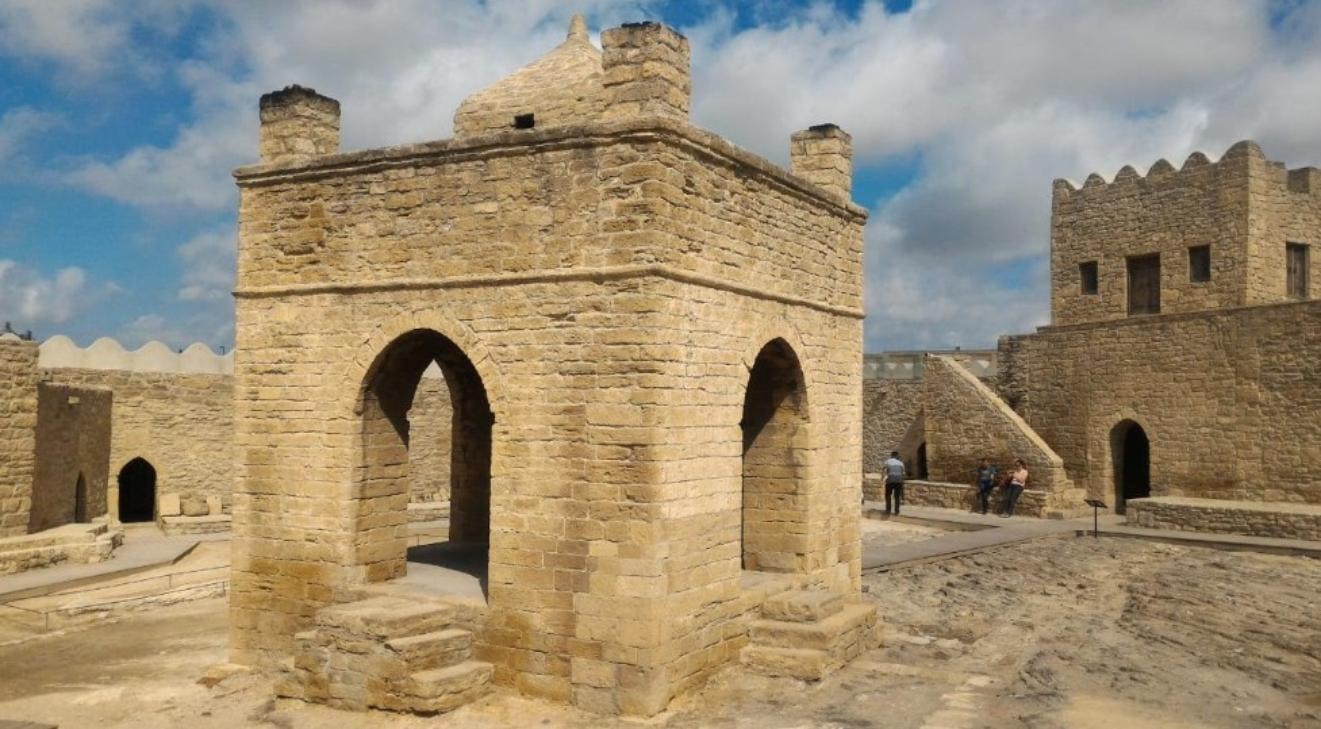 From Baku: Ateshgah Fire Temple and Yanar Dag Tour 2