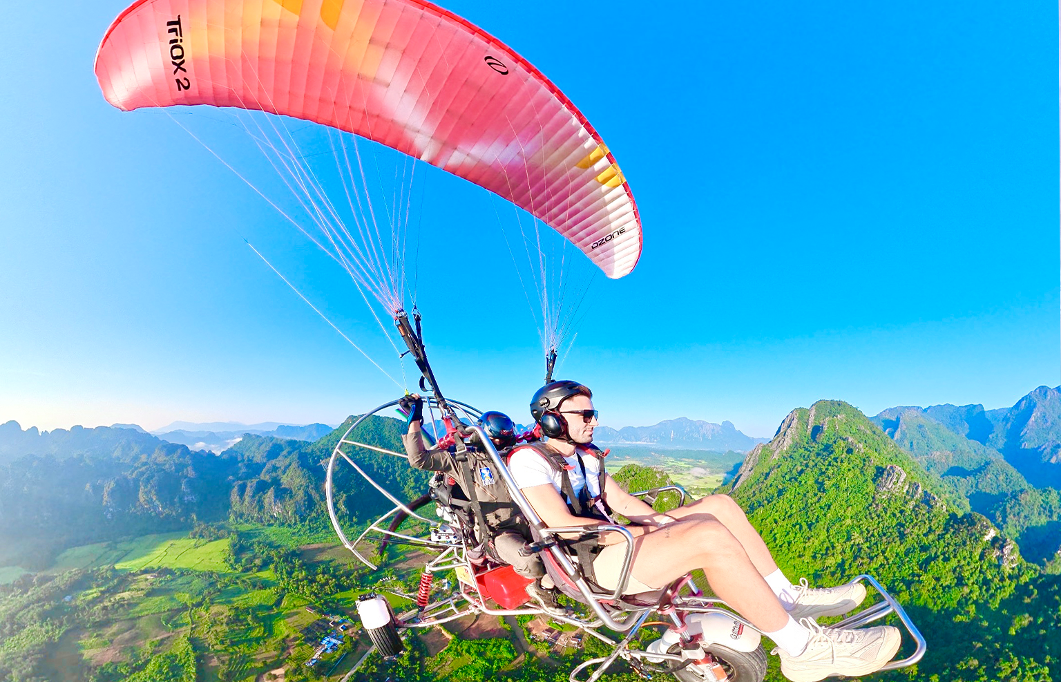 Vang Vieng: 2-Day Adventure with Hot Air Balloon & Paramotor — guided tour in Vang Vieng