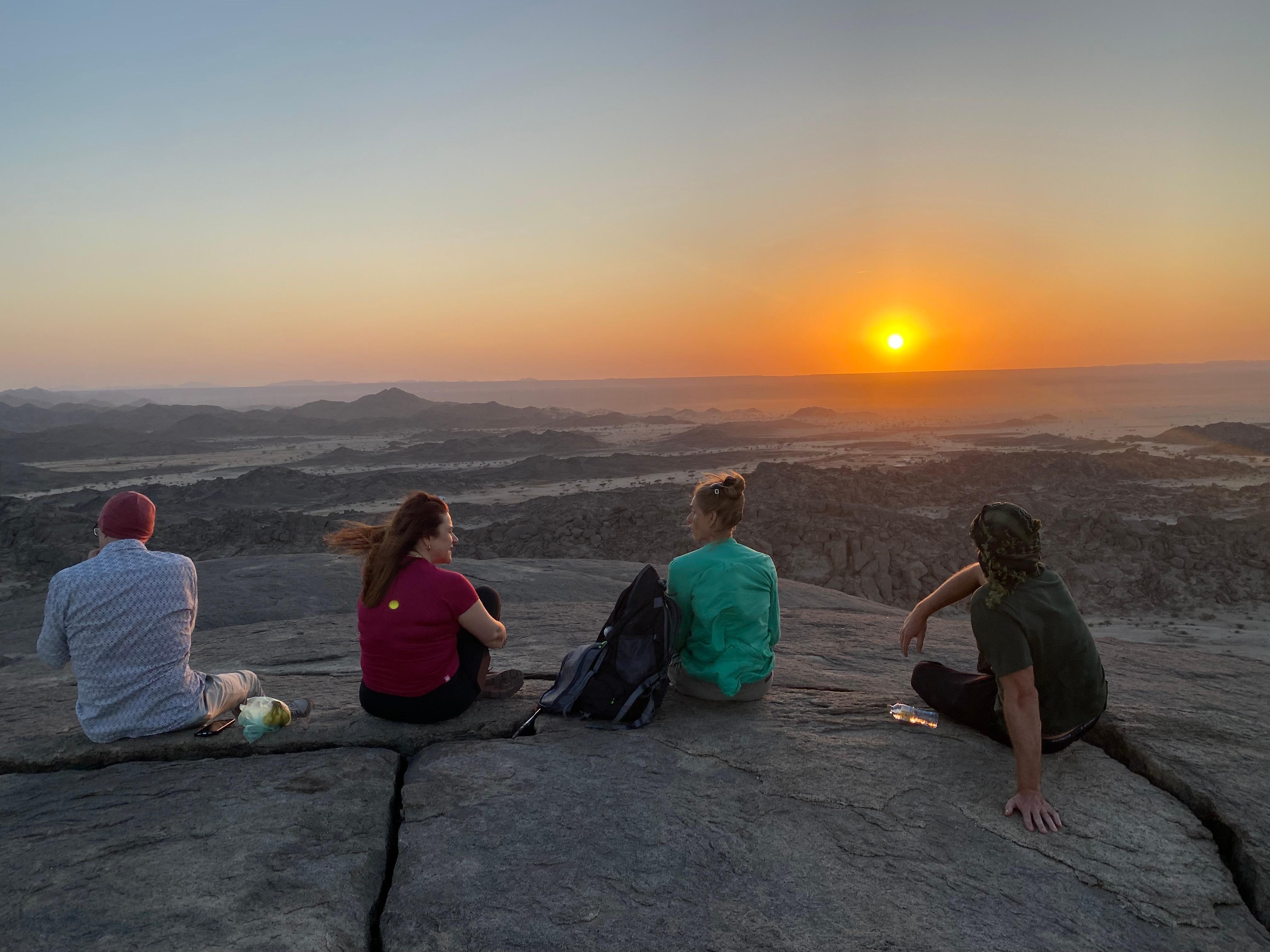 Jeddah: Moon Mountain Guided Hiking Tour with Snacks 2