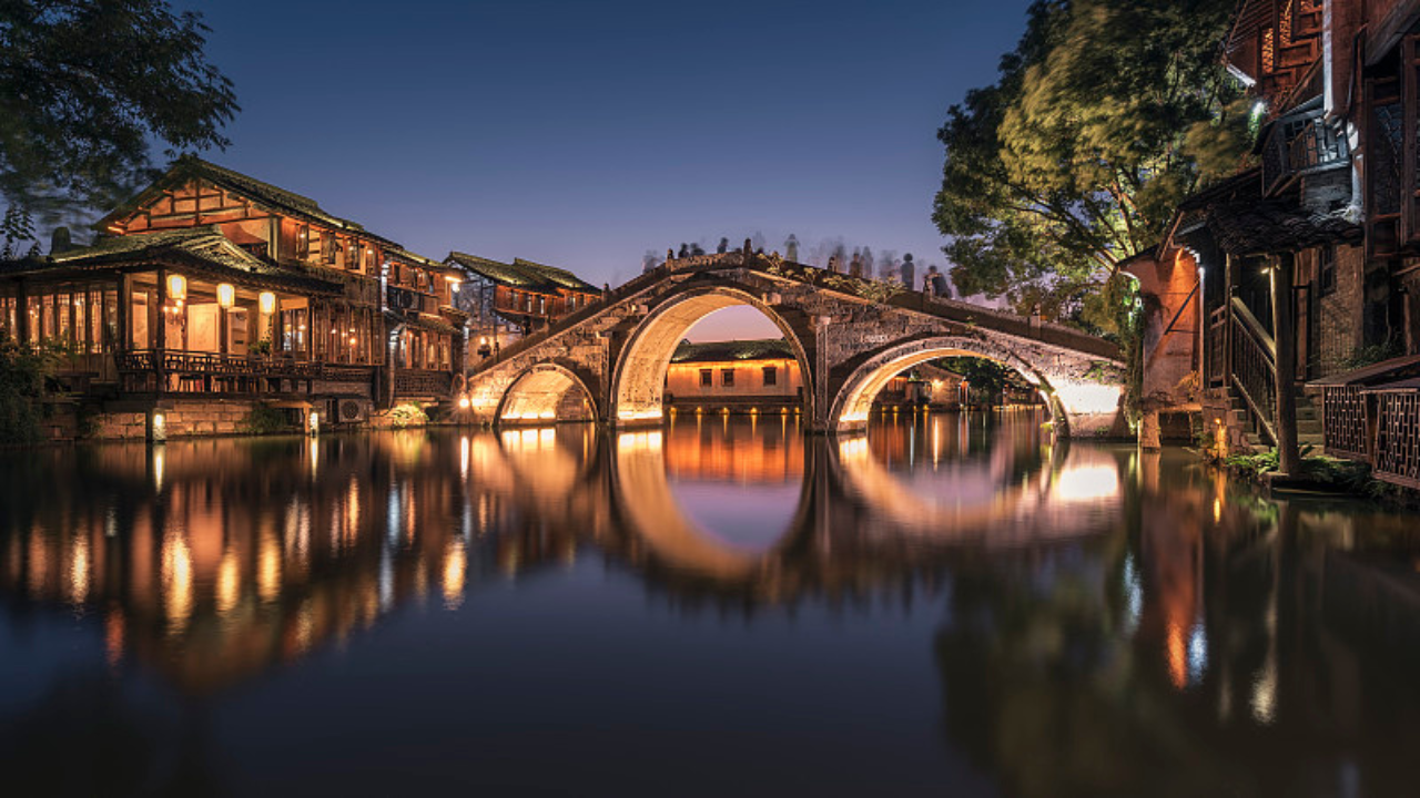 Shanghai: Wuzhen Water Town Private Day Trip with Guide