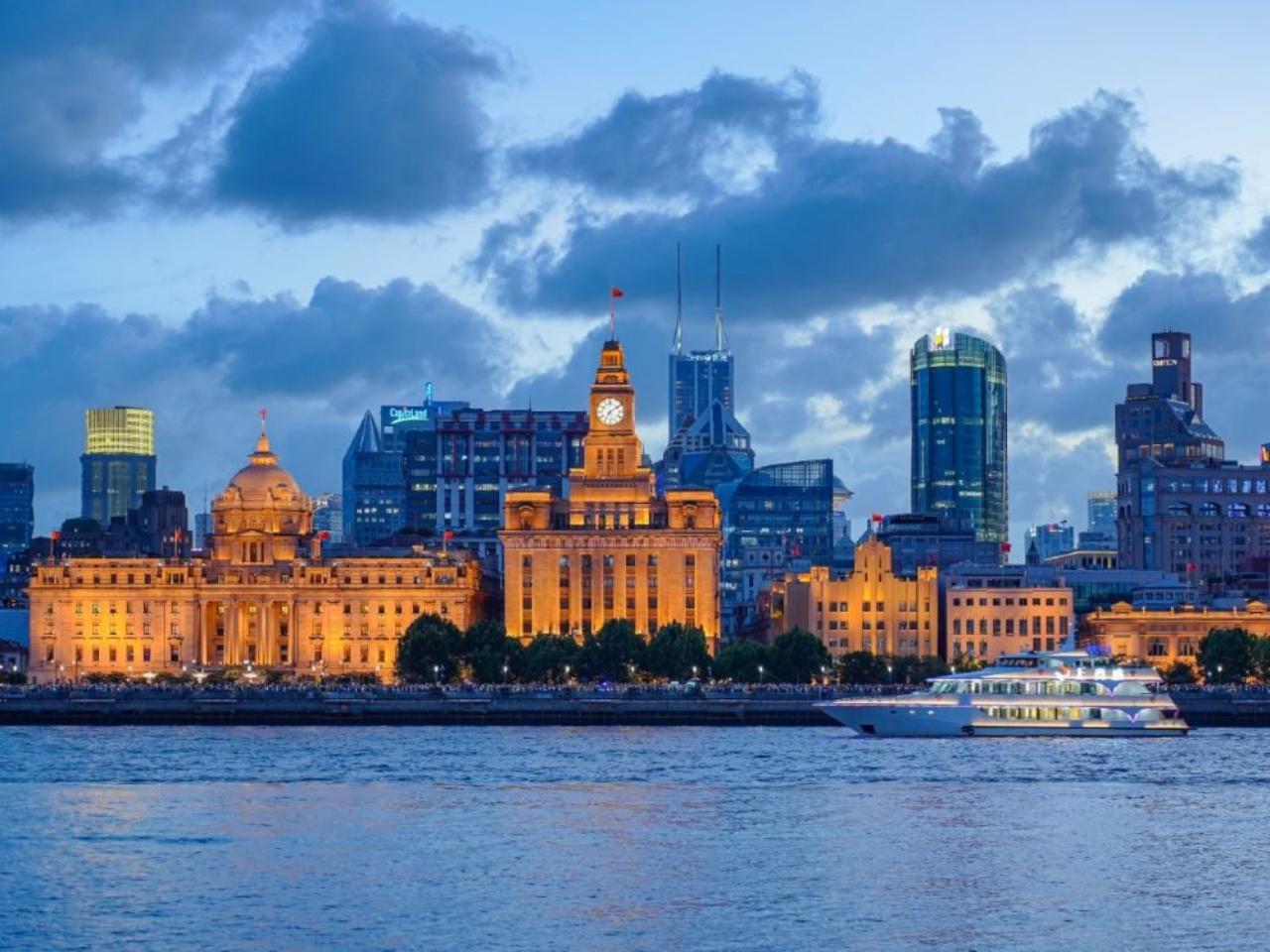Shanghai: Private Giant Panda Tour, Pearl Tower & Cruise 2