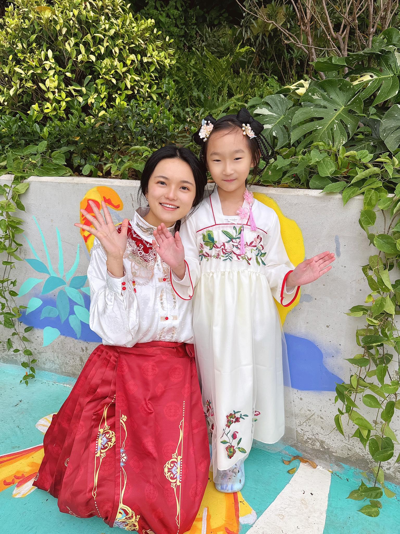 Hong Kong: Traditional Chinese Costume Hanfu Central Pier8
