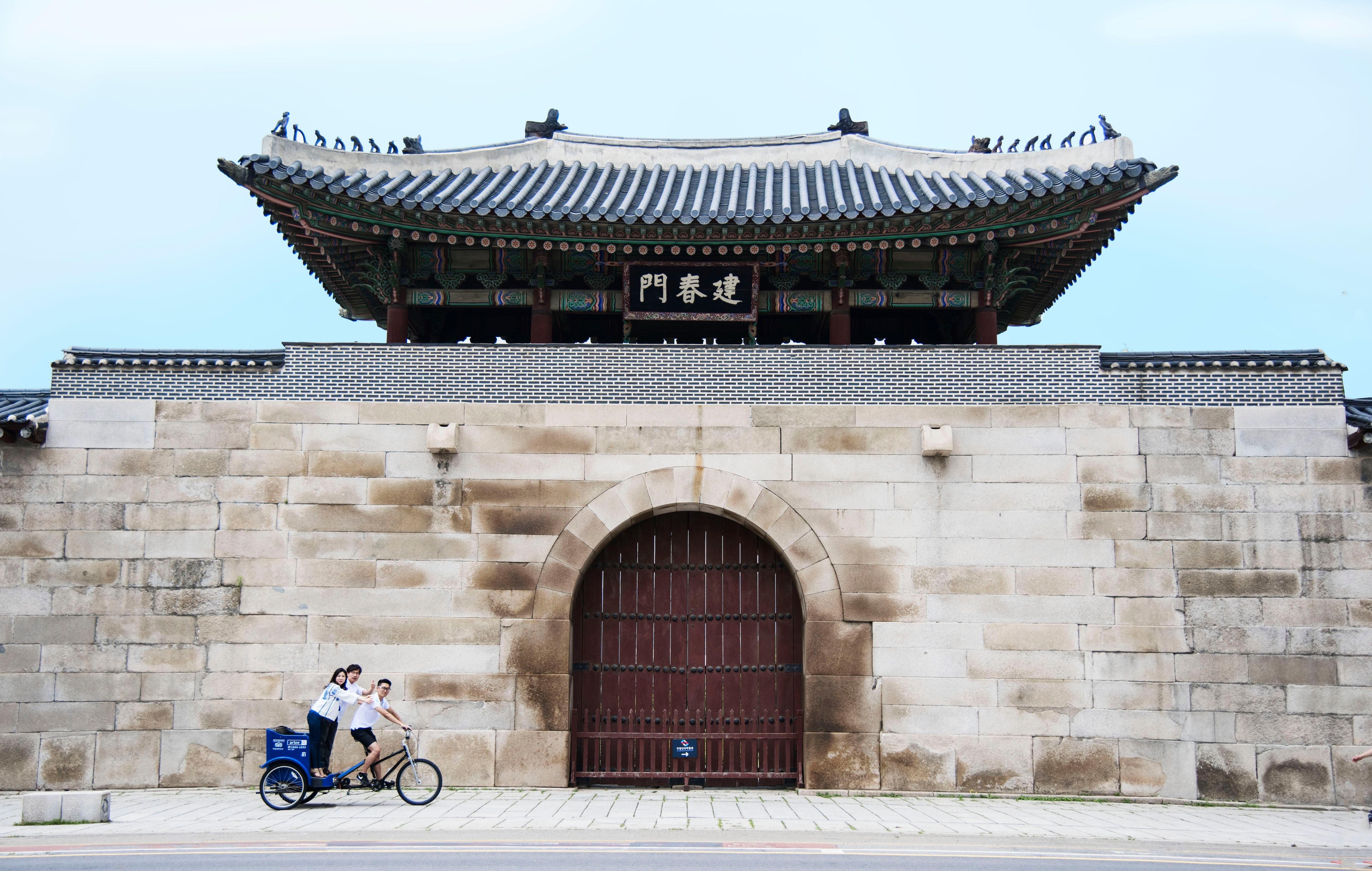 Seoul: Private Pedicab Tour at Bukchon Anguk Hanok Village 2