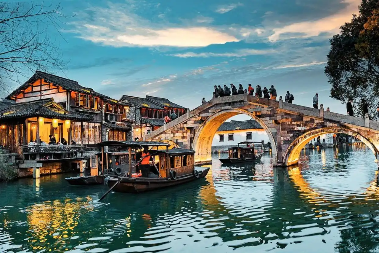 From Shanghai: Wuzhen Water Town Day Tour with Boat Ride