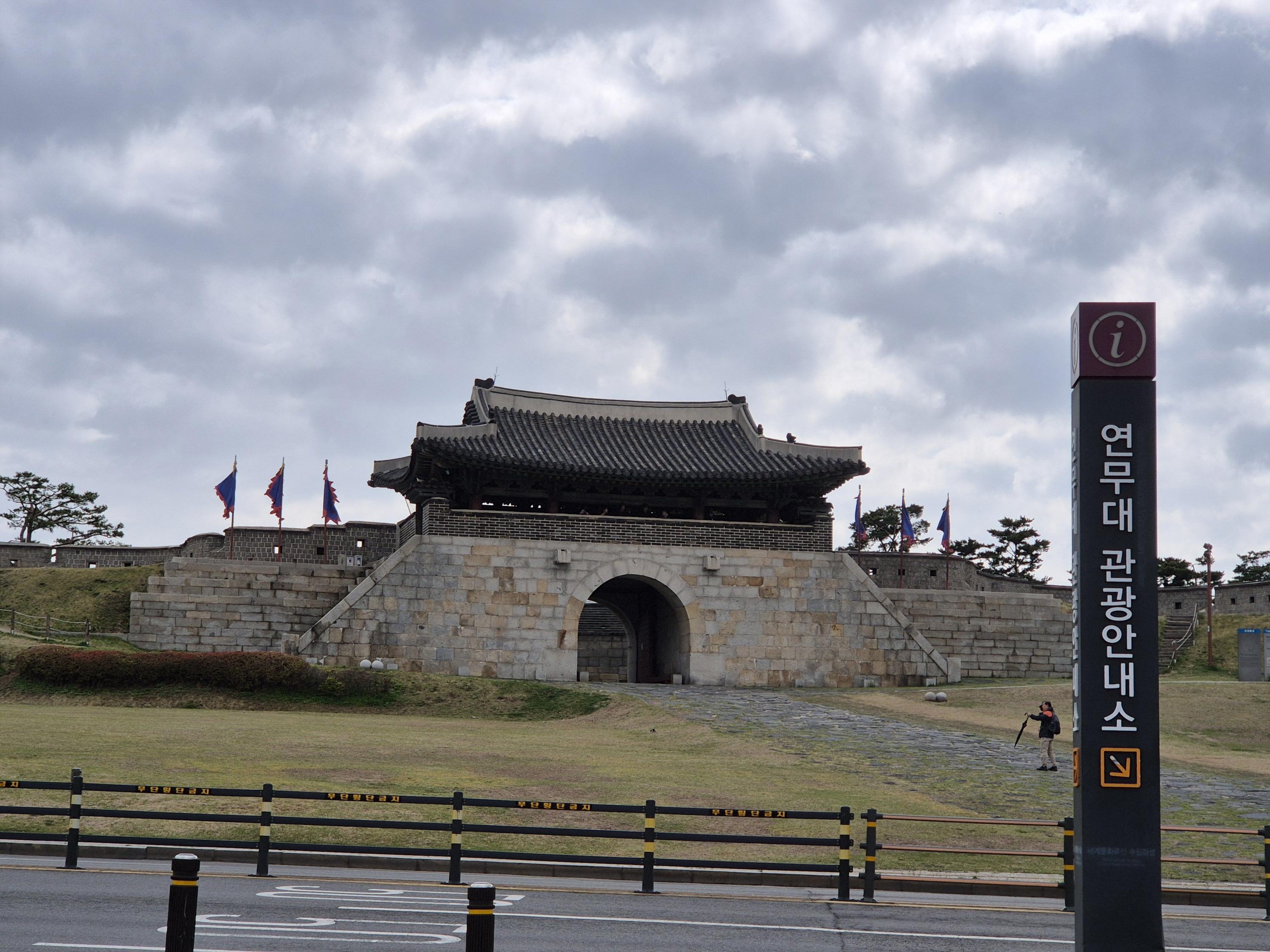 From Incheon: Suwon Layover Tour with Gwangmyeong Cave 2