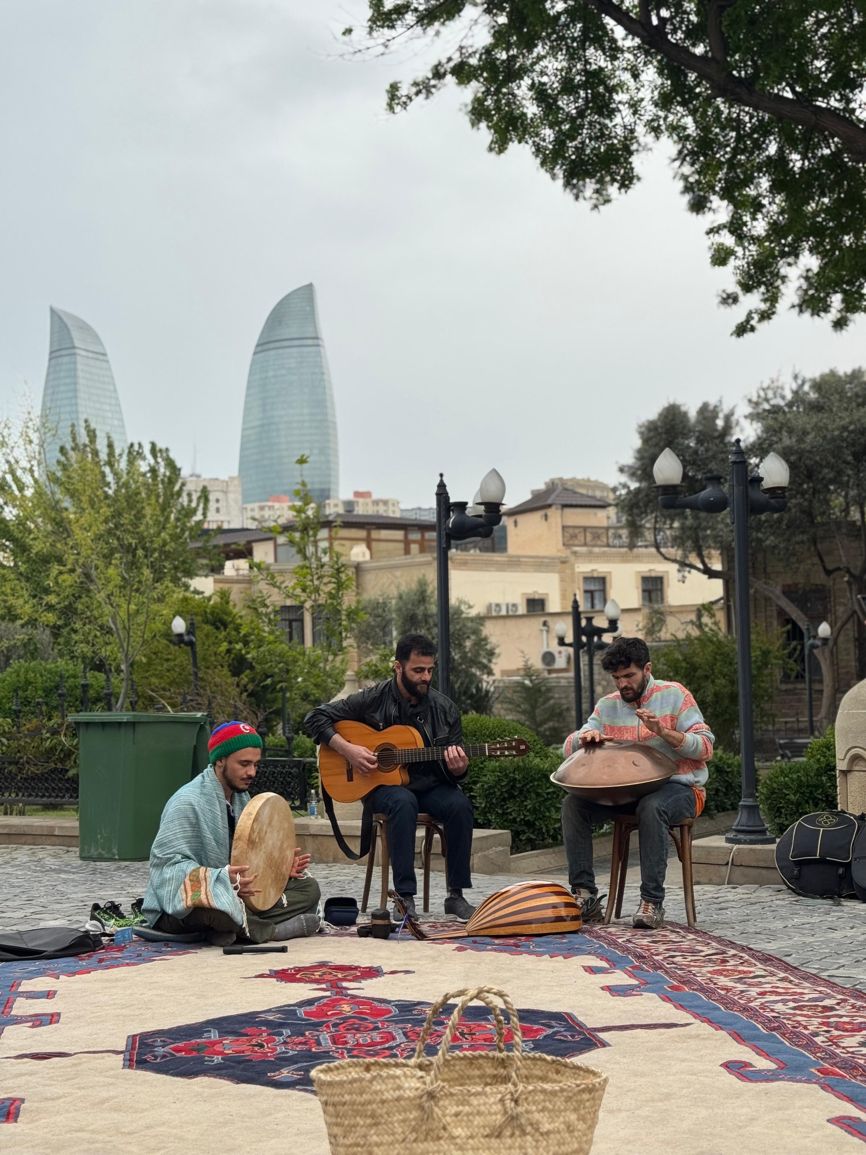 Baku: Old City Walking Tour incl. Azerbaijan Tea and Baklava