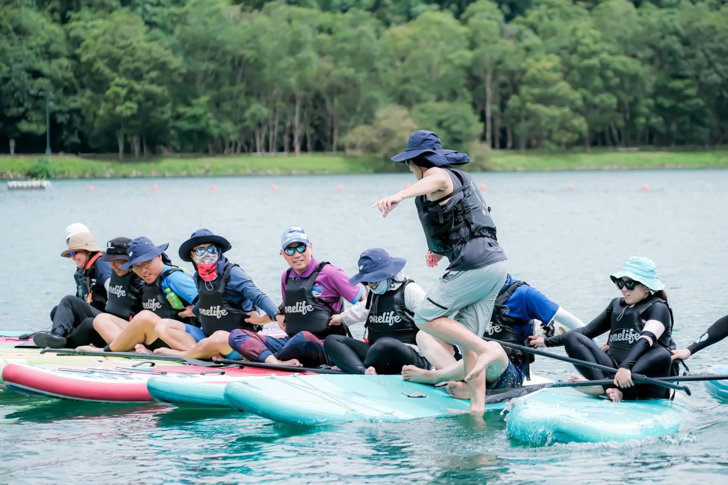From Taipei: Sun Moon Lake SUP Tour & Round-Trip Bus Tickets 2
