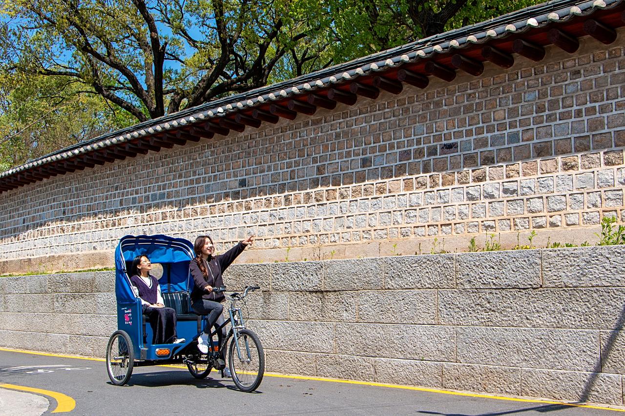 Seoul: Bukchon Pedicab Tour & Dancheong Experience