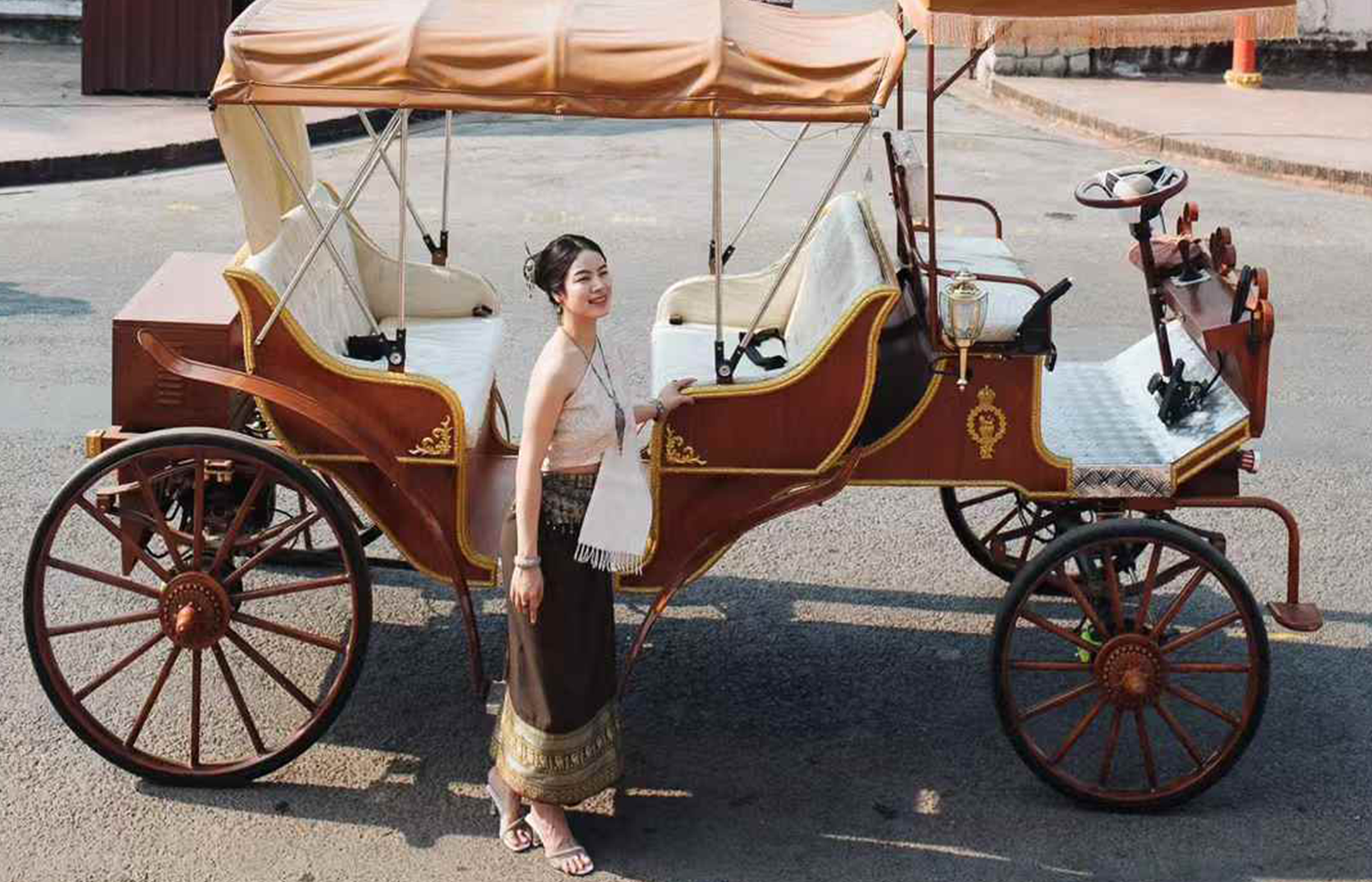 Luang Prabang: 30-Minute Vintage Electric Car Ride