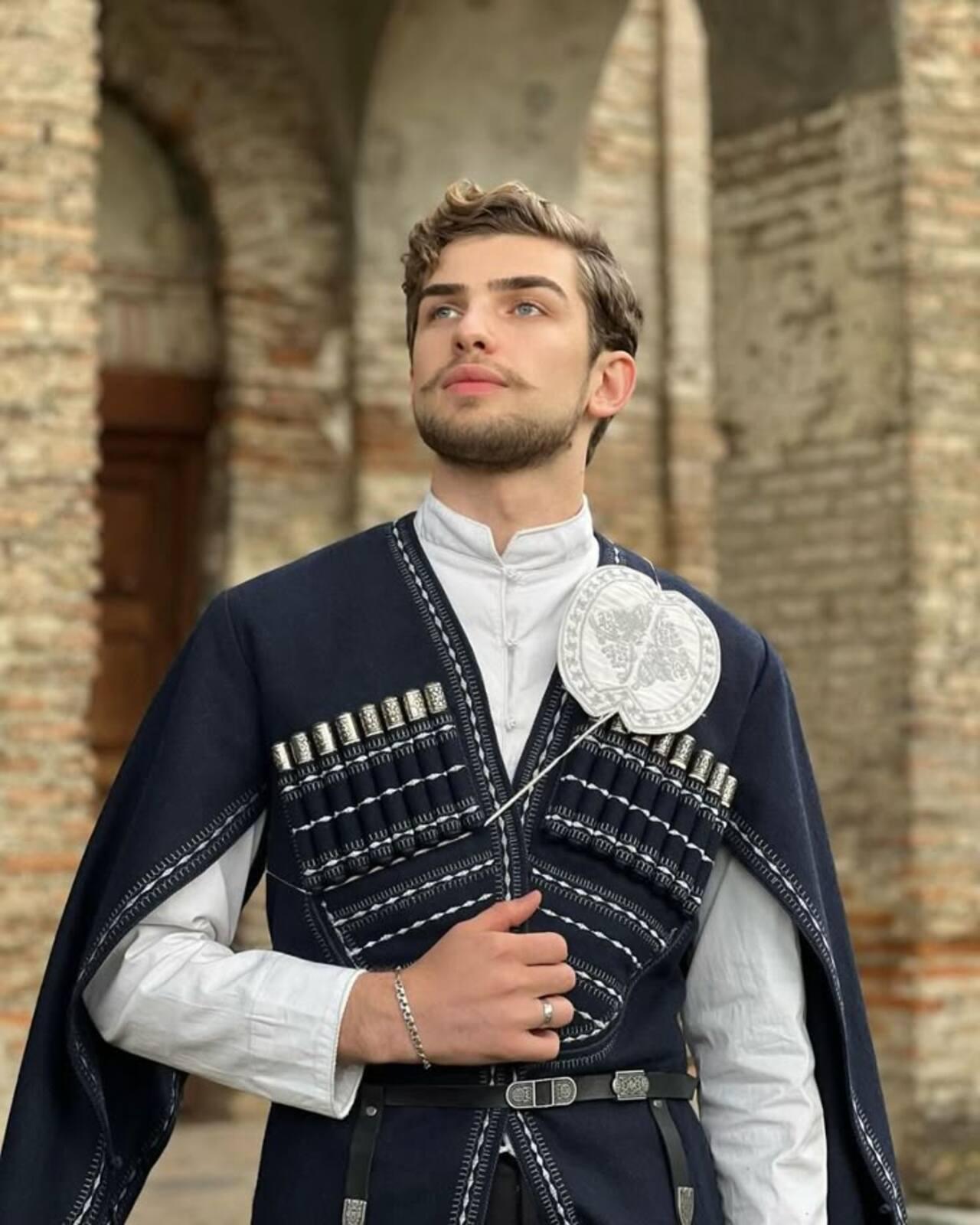 Baku: Azerbaijani Photoshoot with 150+ Traditional Outfits 2