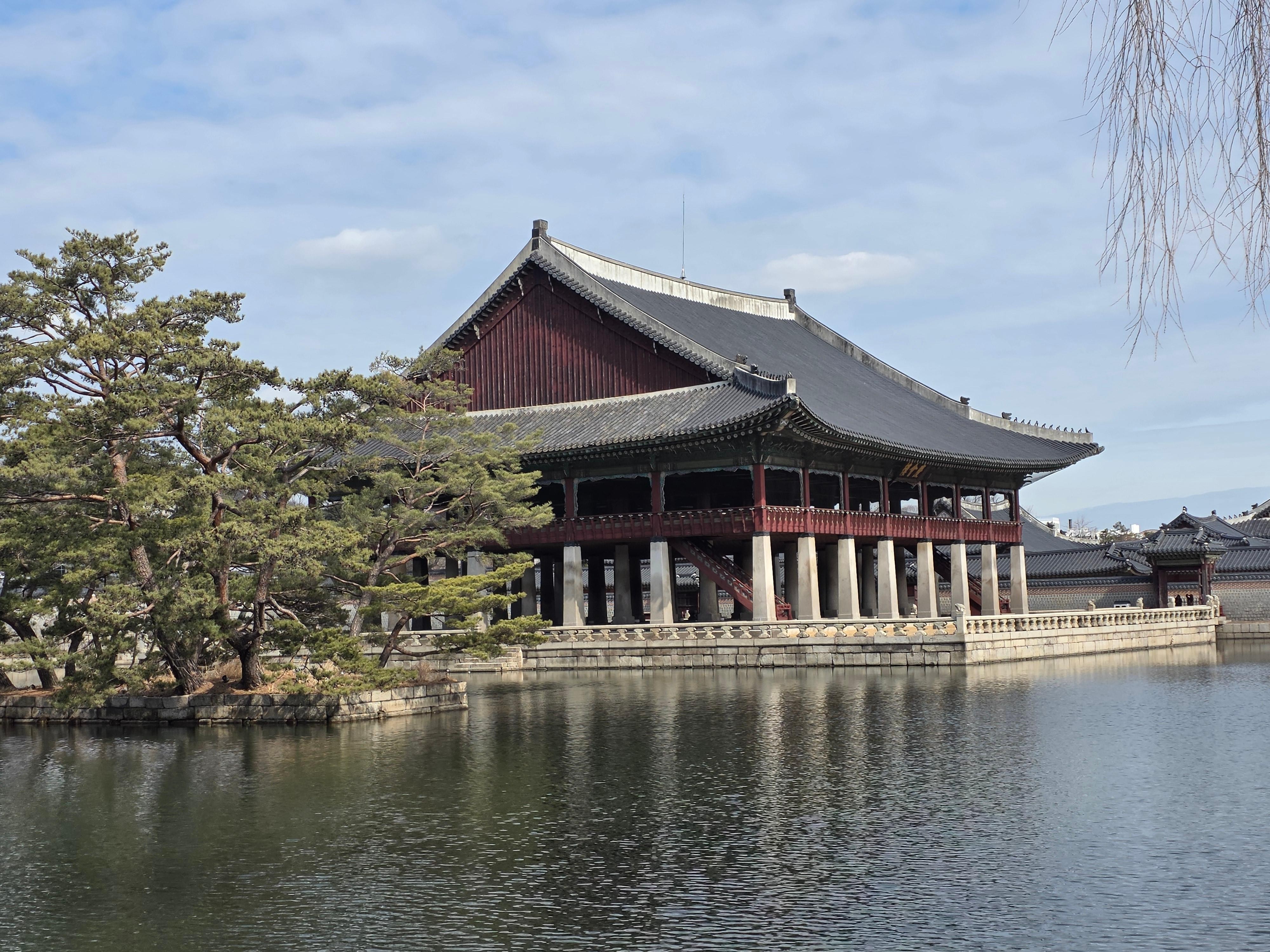 Seoul Private Palace Tour with Hanbok Elegantly