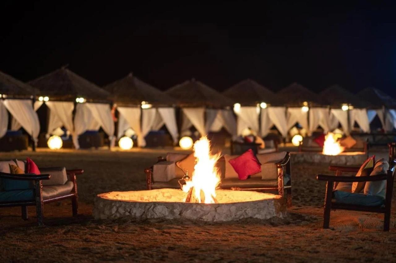 Doha: Overnight Desert Safari with 4x4 Ride and Camp Stay