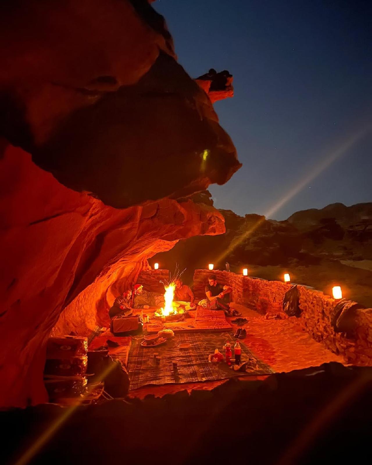 Wadi Rum: Full-Day Jeep Tour with Overnight and 3 Meals