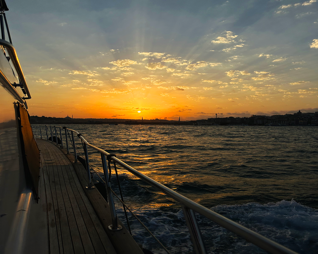 Istanbul: Bosphorus and Golden Horn Sunset Yacht Cruise