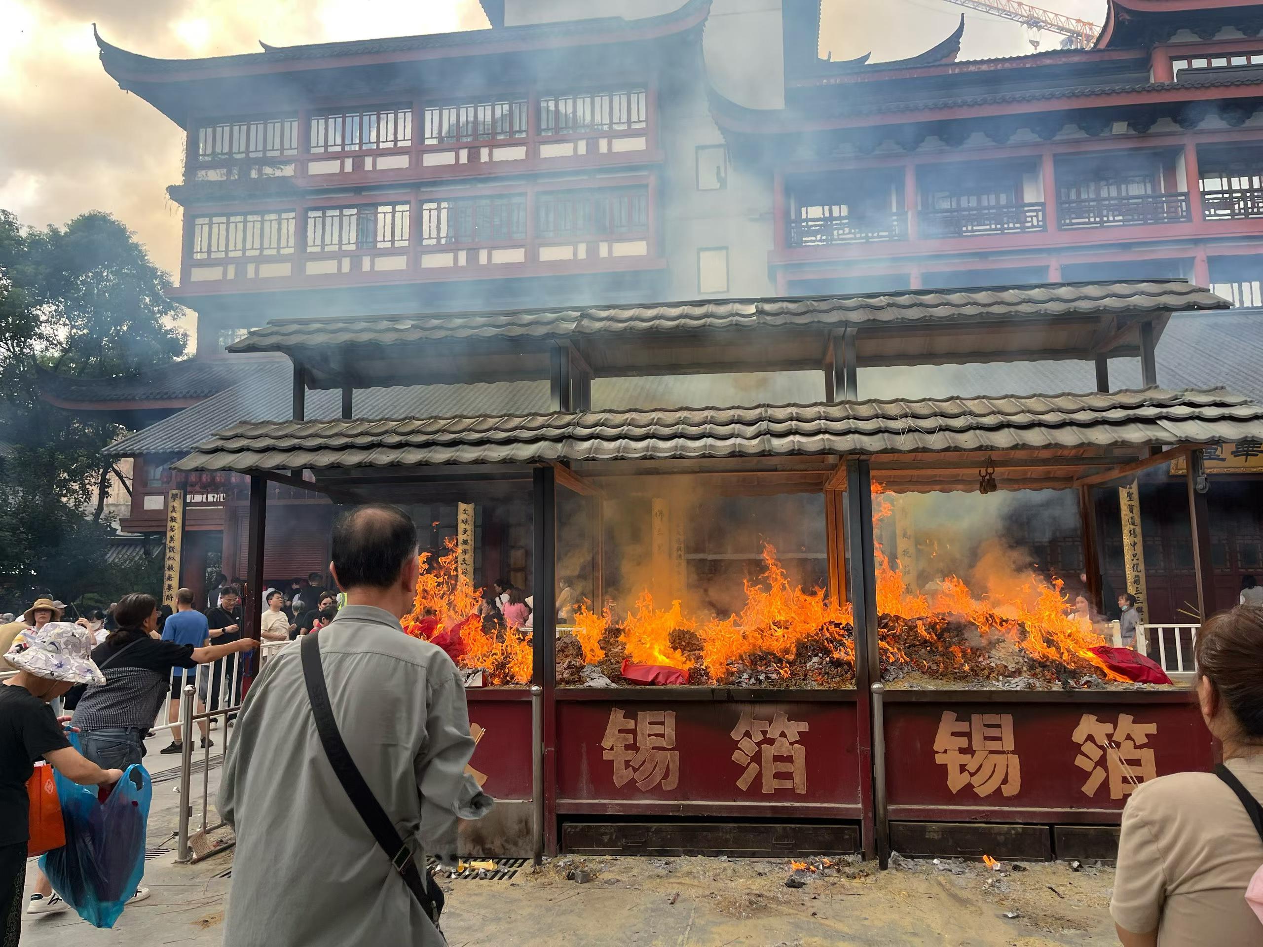 Shanghai: Private City Tour with a German-Speaking Local