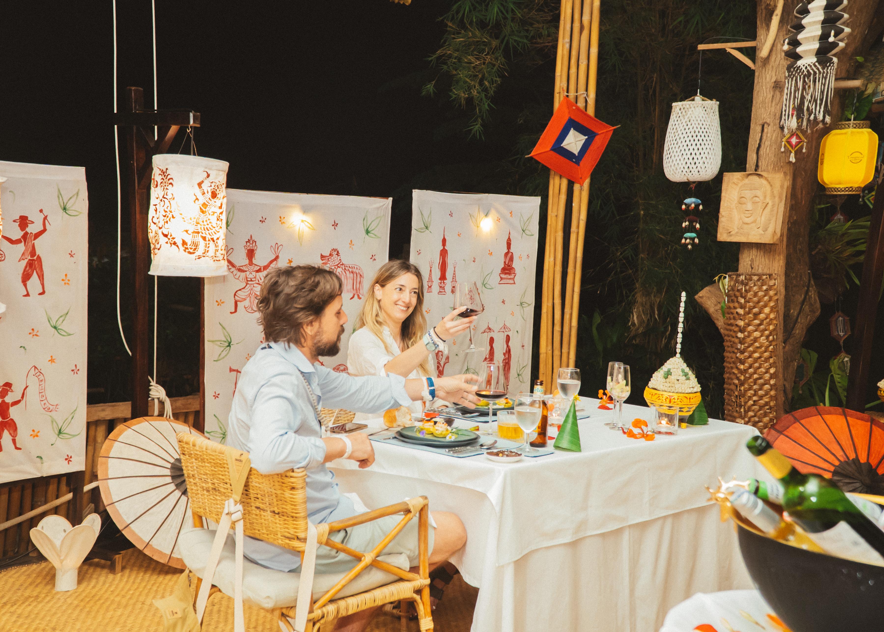 Luang Prabang: Private Romantic Dinner with Wine & Show