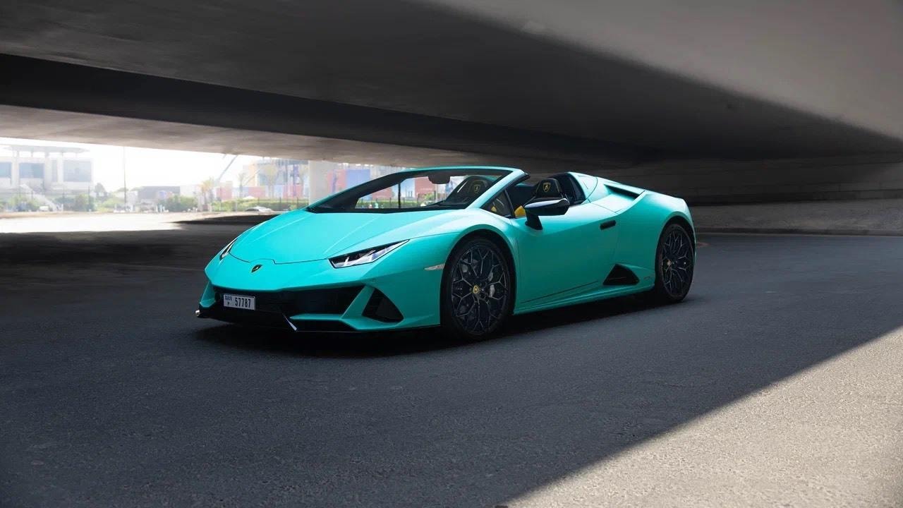 Experience Dubai in a Lamborghini 2