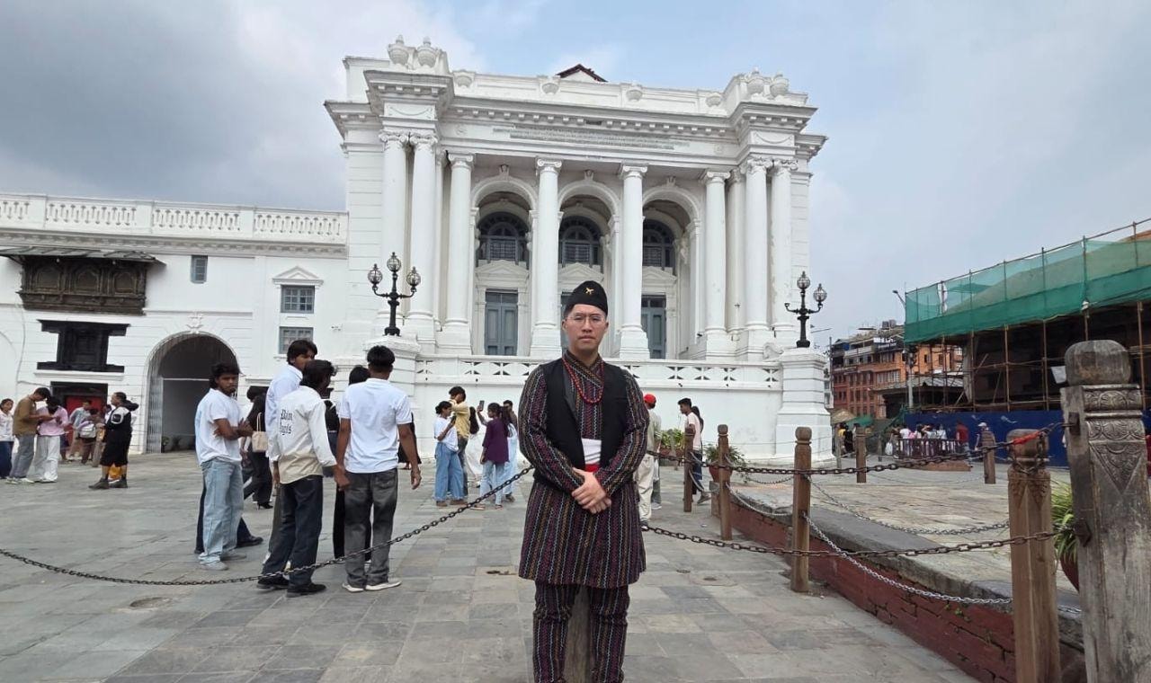 Kathmandu: Heritage Tour with Nepali Ethnic Dress Photoshoot 3