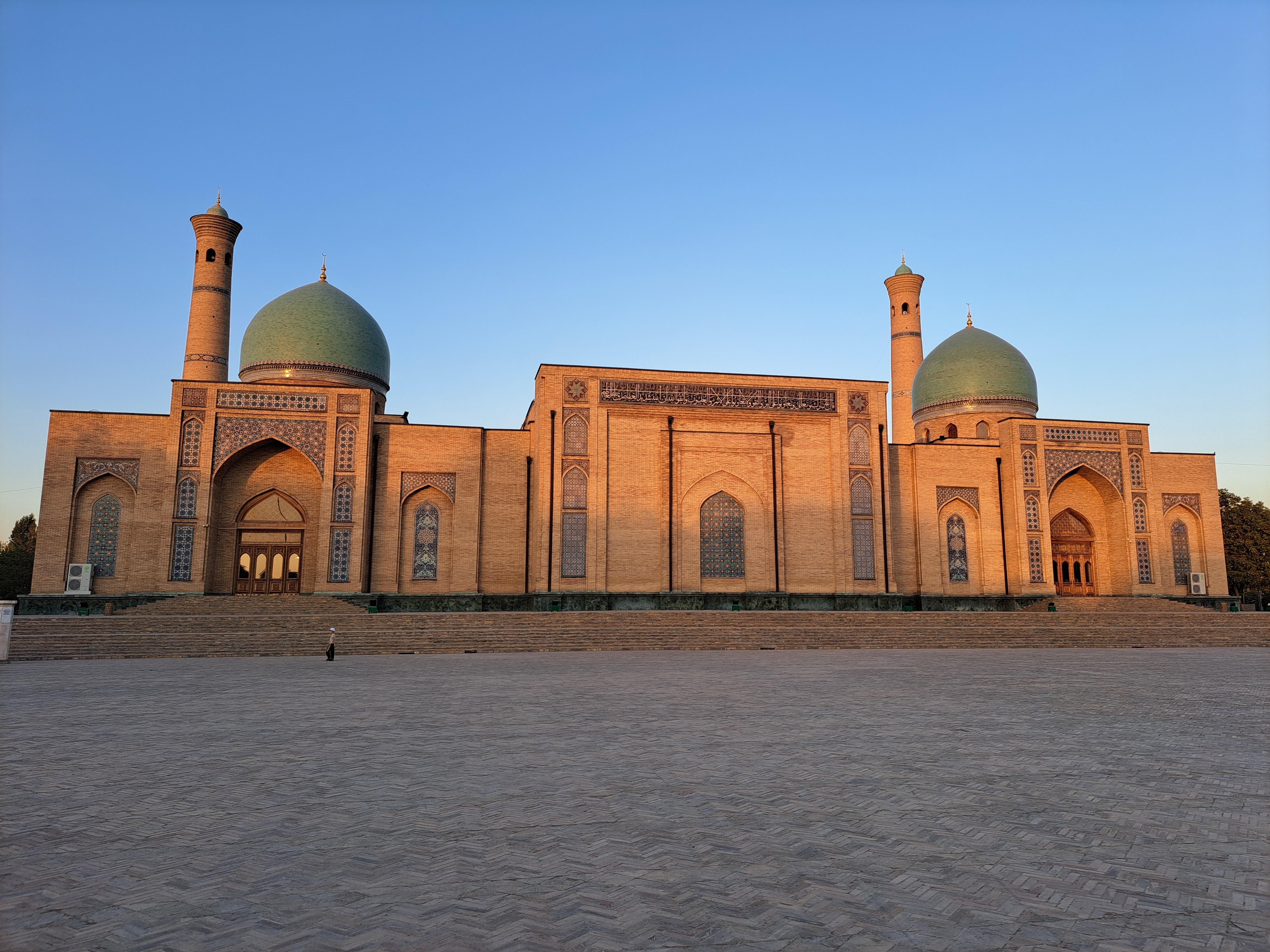 Tashkent: best walking tour by metro 2