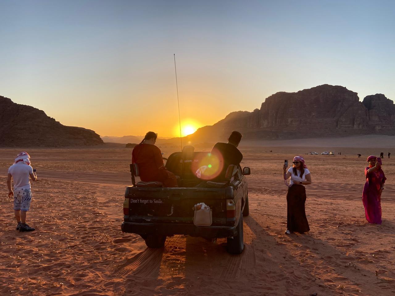 Wadi Rum: 2-Hour Jeep Tour with Bedouin Tea & Desert Views