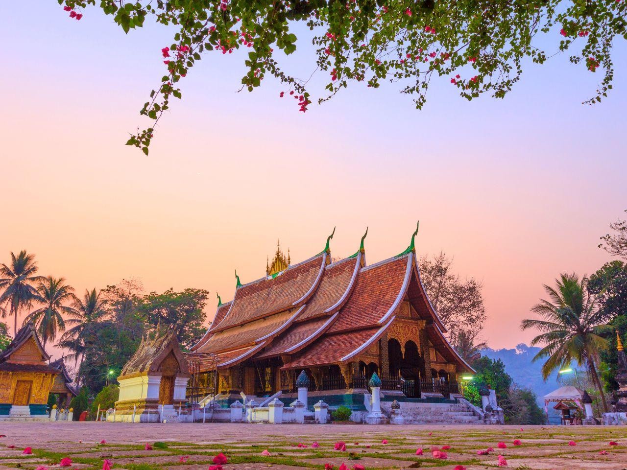 Luang Prabang: Full-Day City with Night Market Private Tour