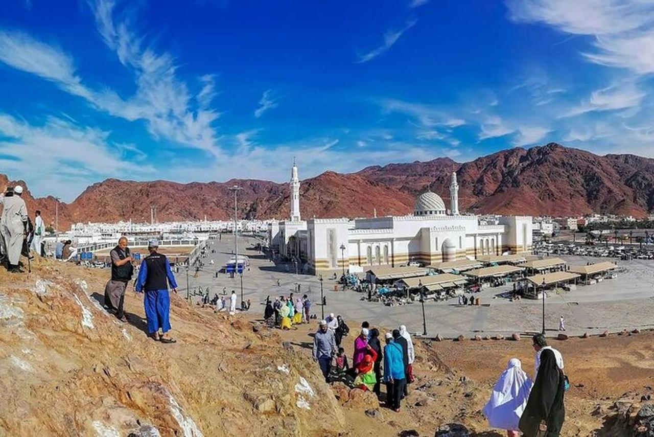 Madinah: Uhud Battlefield Private Tour of Key Landmarks