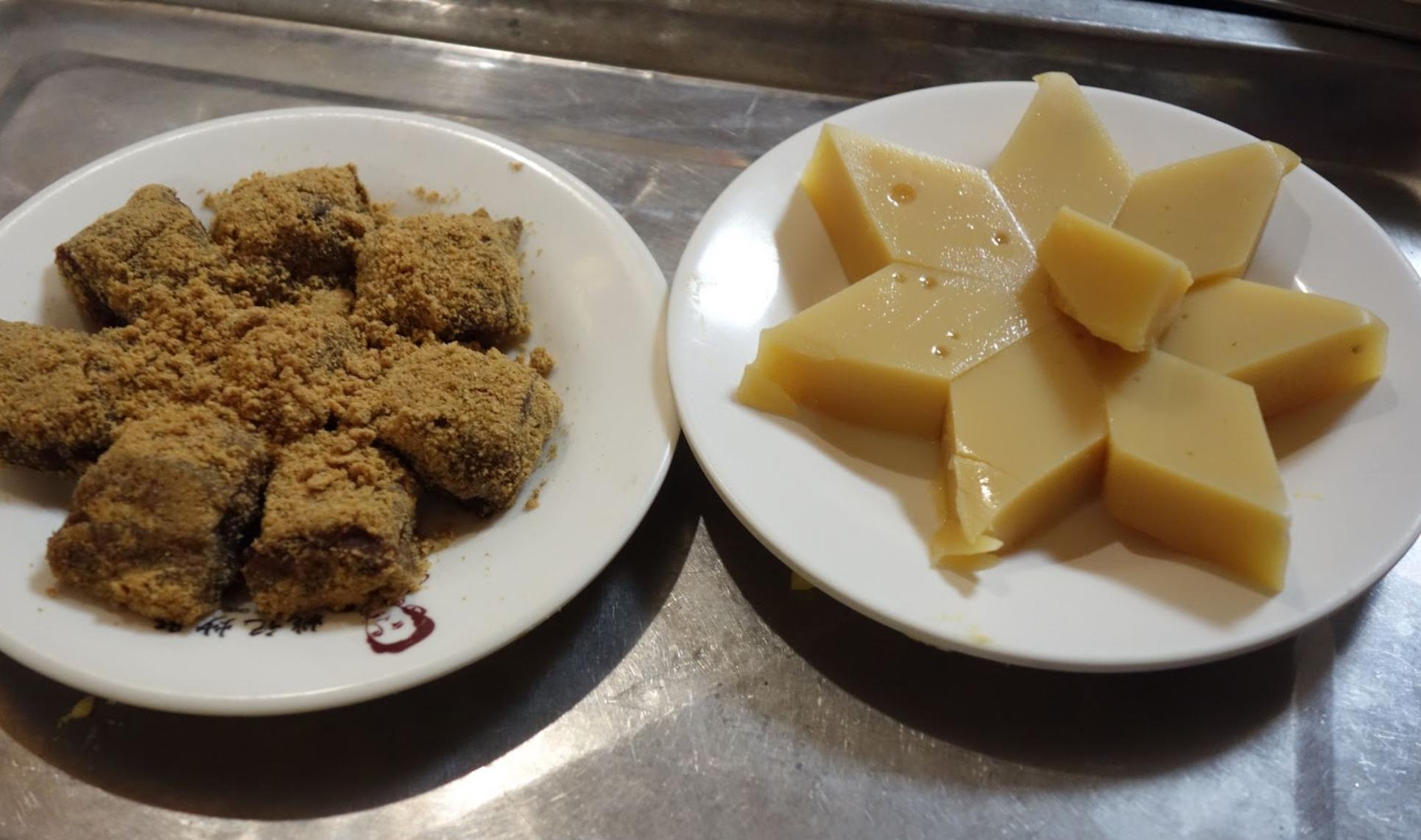 Beijing: Hutong Pedicab Tour with Snacks and Photos 2
