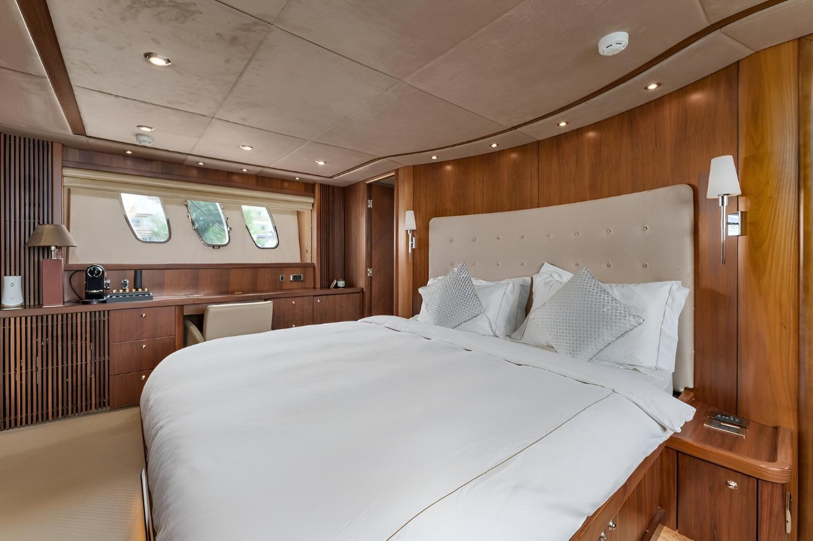 Ultra Luxury 2 hrs Private 84-Foot Sunseeker Yacht Charter 3