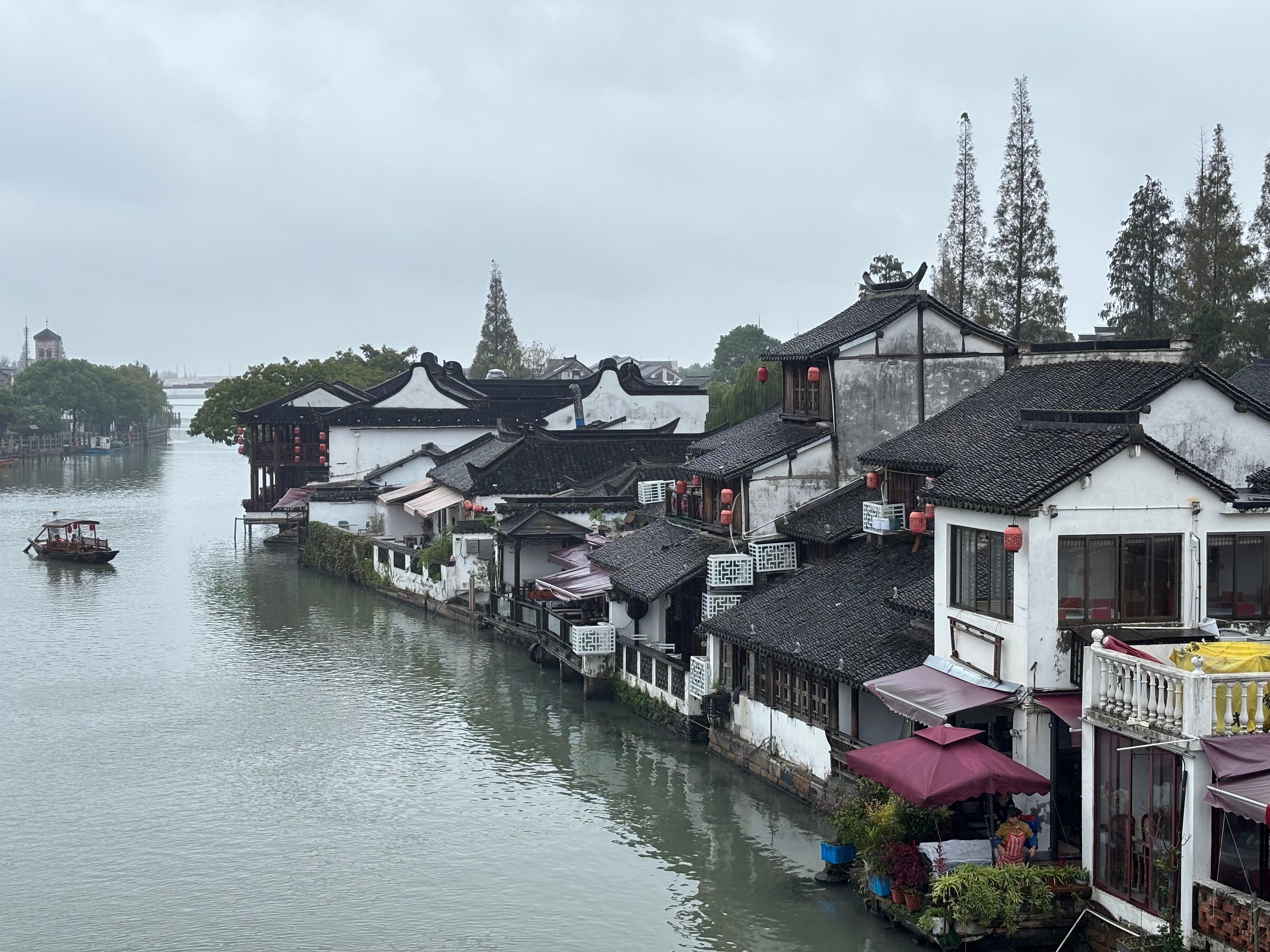 From Shanghai: Water Town Zhujiajiao Tour with Gondola ride