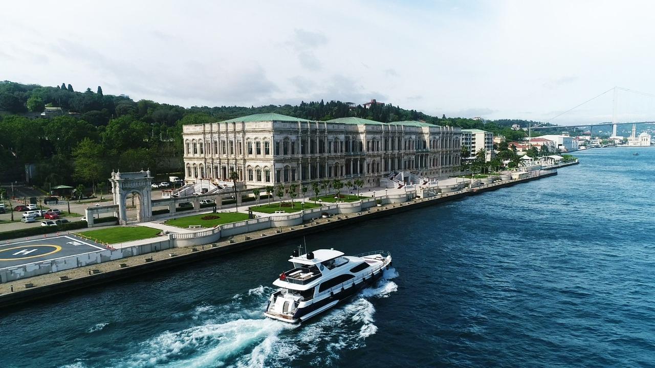 Istanbul: Private Bosphorus Breakfast Cruise on Luxury Yacht 2