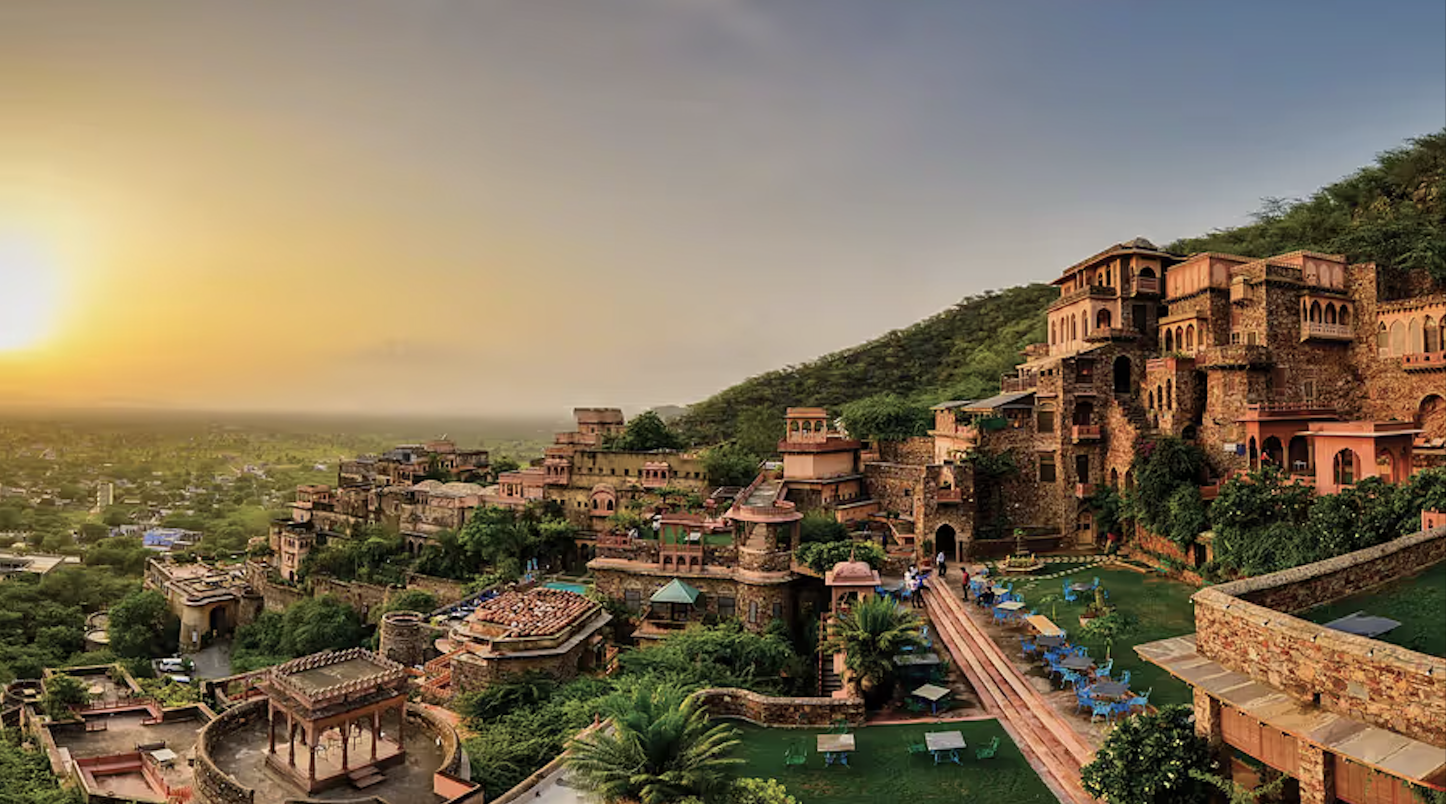 Delhi: 15th Century Neemrana Fort - Car, Guide, Lunch