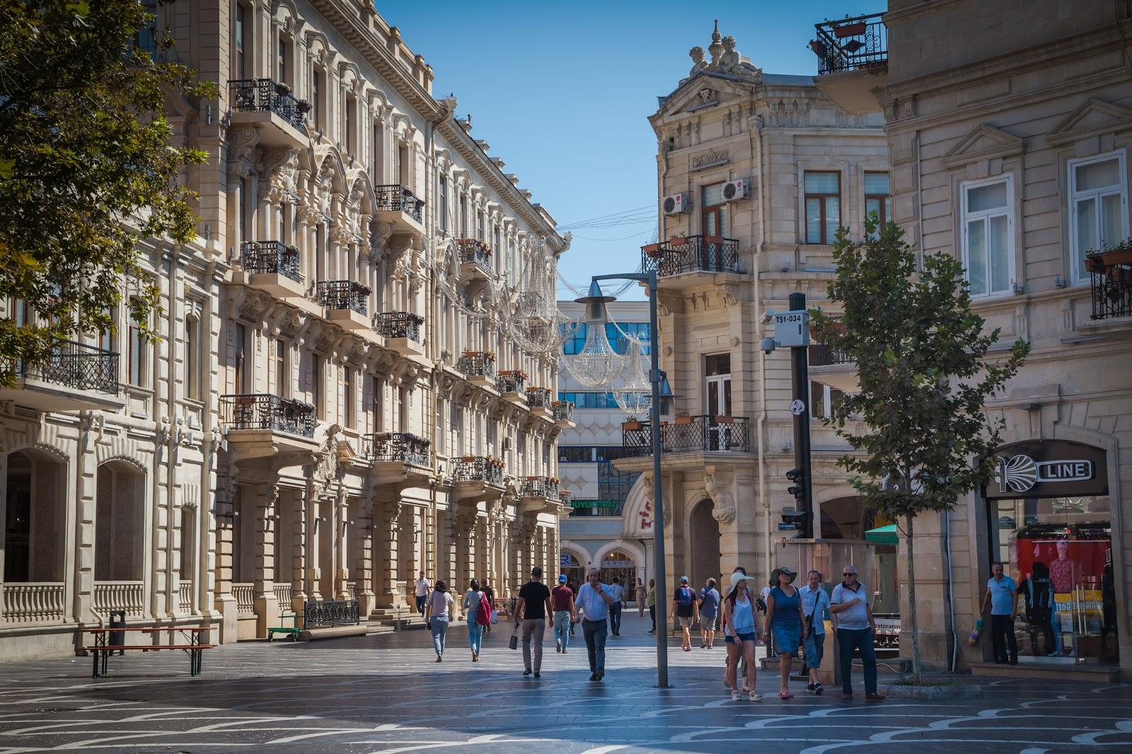 Baku: Downtown Walking Tour with Local Guide