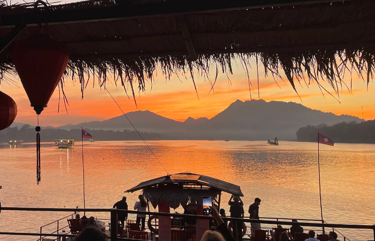Luang Prabang: Mekong River Sunset Cruise with Snacks