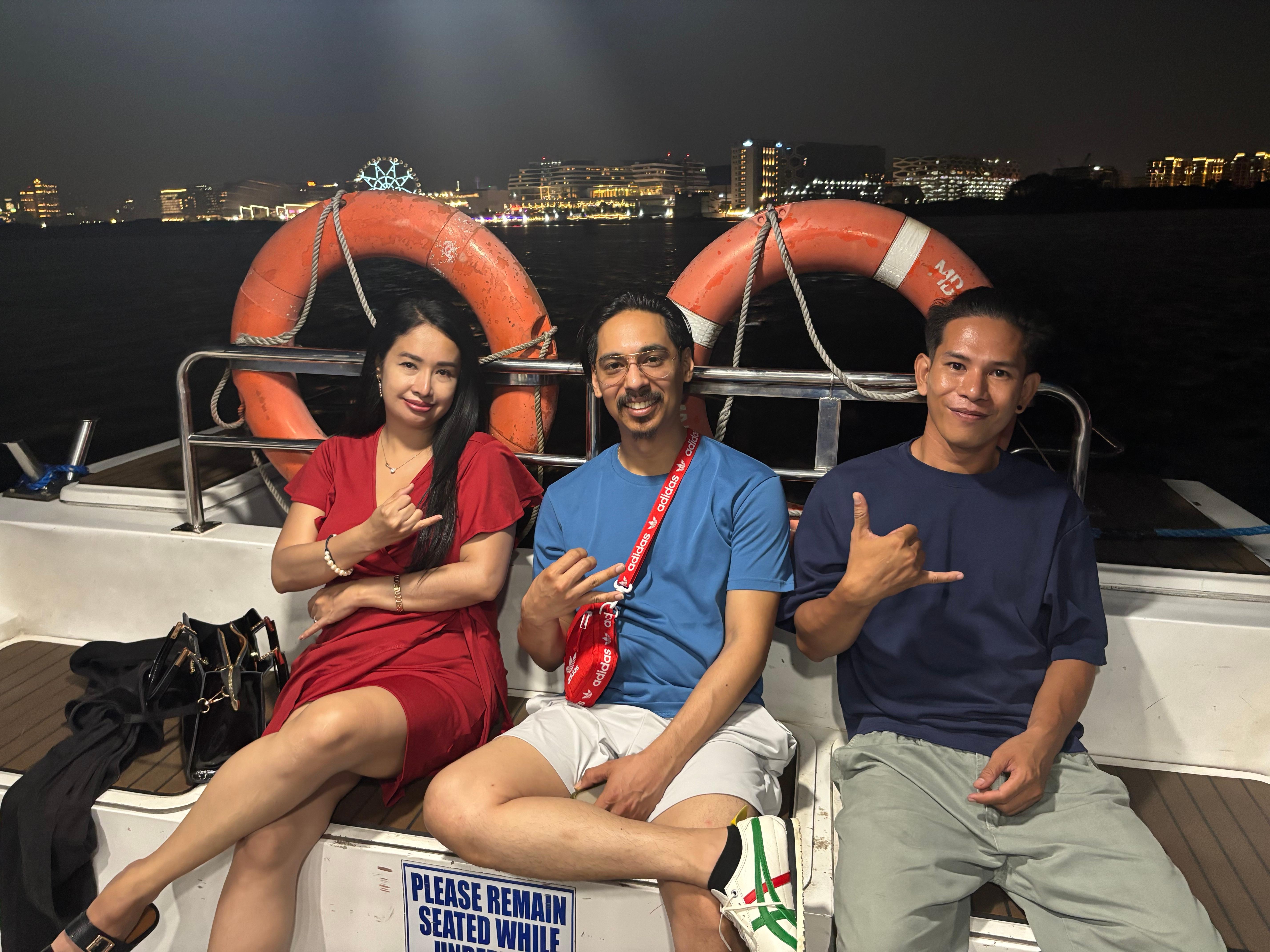Manila: Manila Bay Night Cruise, Foodie Tour & 3D Theater 3