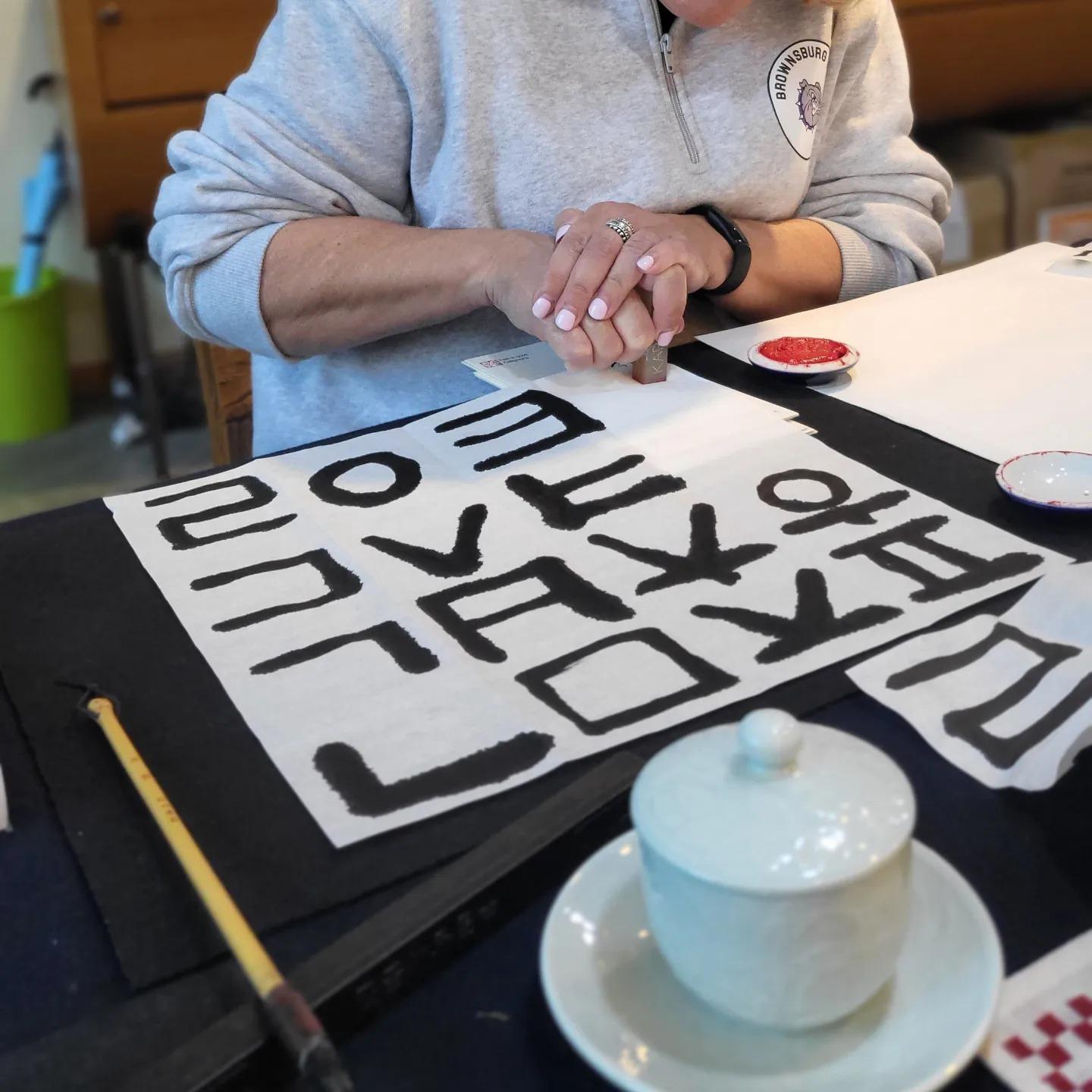 Seoul: Write a Special Korean Calligraphy Scroll in Insadong 2